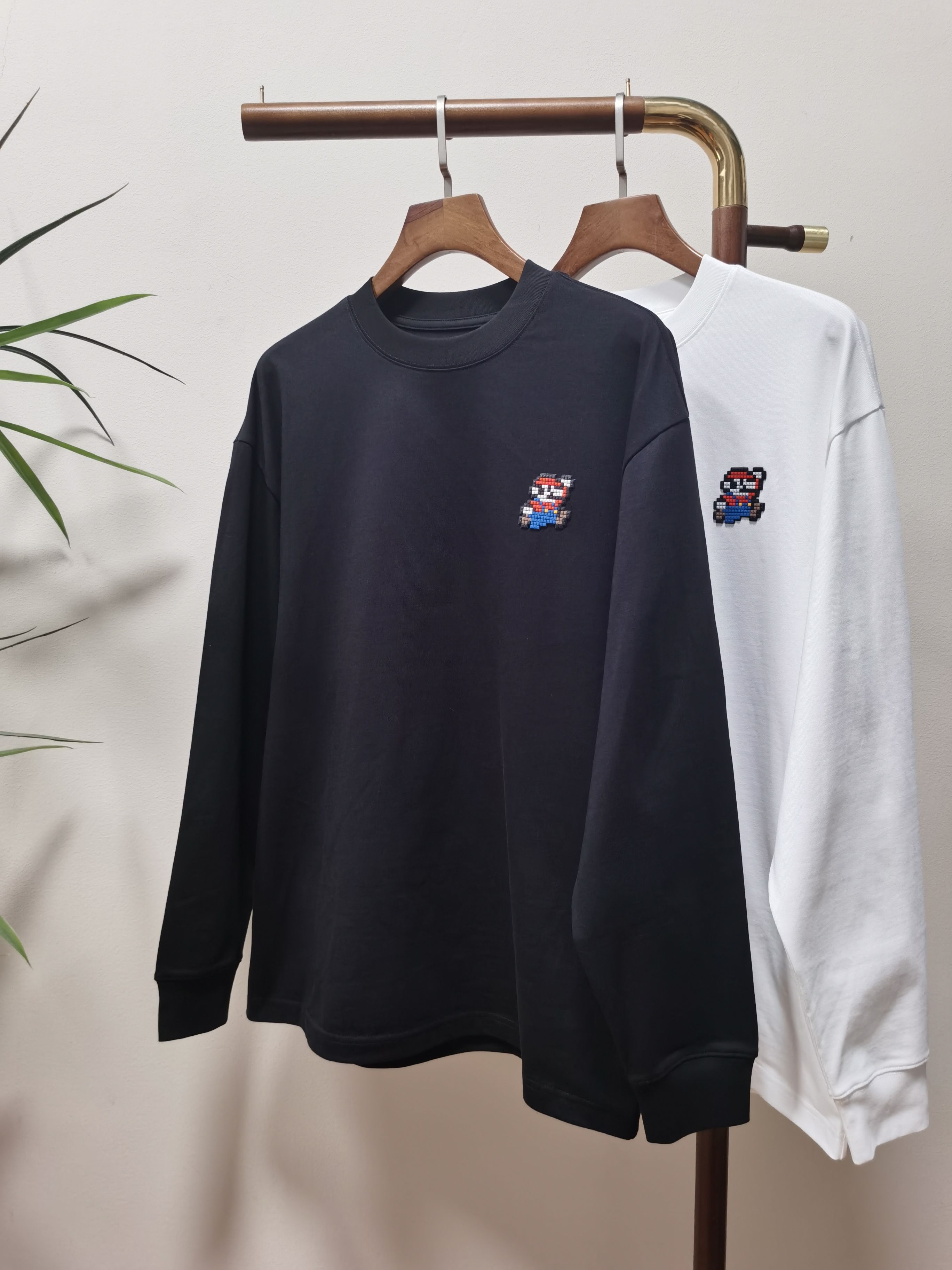 NO:515577,2025 new Luo Yiwei LEOWE exclusively for new products. Men's round neck long-sleeved T-shirts are made of cotton fabric. Soft and delicate. Basic base shirts are indispensable for men's wardrobe. They can be matched with various clothing anytime and anywhere to meet your daily needs. The clothes are very simple and very low-key. Dear, buy them quickly. Standard version. Color black and white. Number of numbers M-3XL,,loewe,tees, t-shirt,alexander wang198609092025新款罗意威 LEOWE 独家专供新品 男士圆领长袖T恤 采用全棉面料 柔软细腻 男人的衣柜都少不了基础打底衫 随时随地都可以拿来搭配各种服饰 满足您日常生活需求 ,衣服设计非常的简洁 ,很是低调的设计 亲们赶紧入手 标准版型 颜色黑色 白色 码数M-3XL,,loewe,tees，t-shirt,alexander wang,Men's clothing