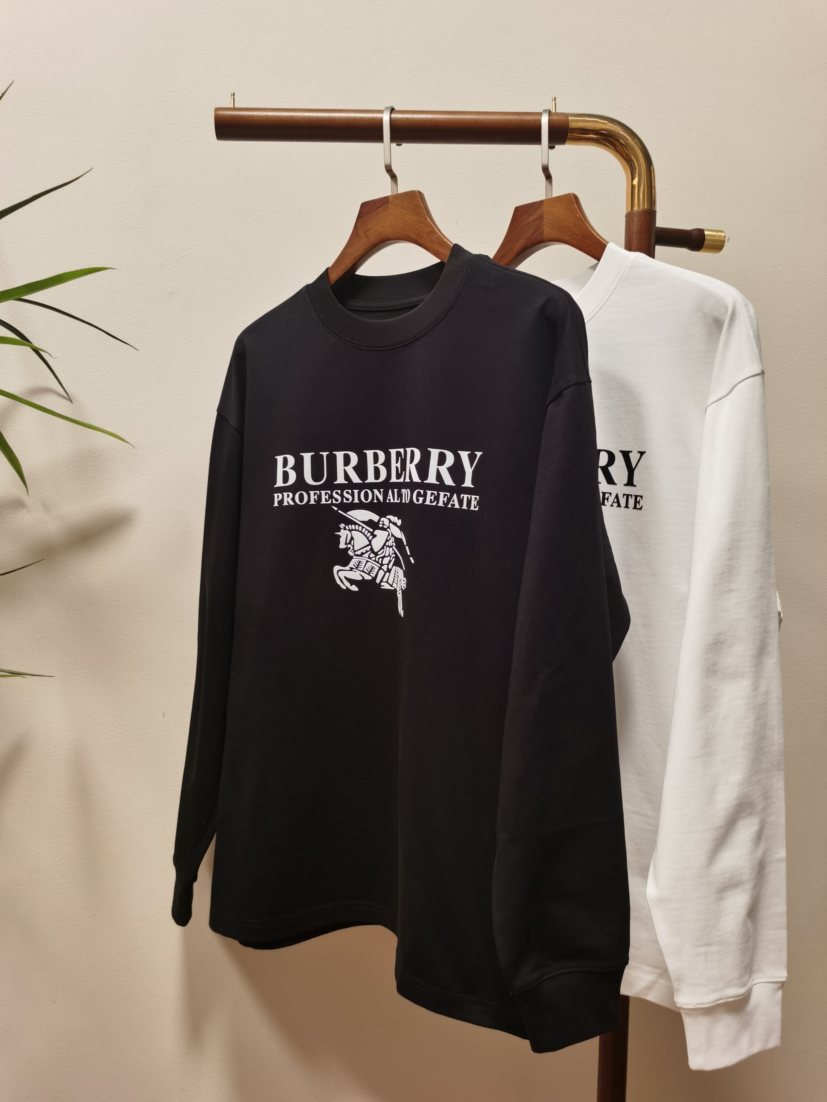 NO:515584,2025 new BBR Burberry exclusively for new products. Men's round neck long-sleeved T-shirts are made of all materials. Soft and delicate. Basic base shirts are indispensable for men's wardrobe. They can be matched with various clothing anytime and anywhere to meet your daily needs. The clothes are very simple and very low-key. Dear, buy them quickly. Standard version. Color black and white. Number of numbers M-3XL, burberry,tees, t-shirt, alexander wang.198609092025新款BBR 巴宝莉 独家专供新品 男士圆领长袖T恤 采用全用料 柔软细腻 男人的衣柜都少不了基础打底衫 随时随地都可以拿来搭配各种服饰 满足您日常生活需求 ,衣服设计非常的简洁 ,很是低调的设计 亲们赶紧入手 标准版型 颜色黑色 白色 码数M-3XL,,burberry,tees，t-shirt,alexander wang,Men's clothing