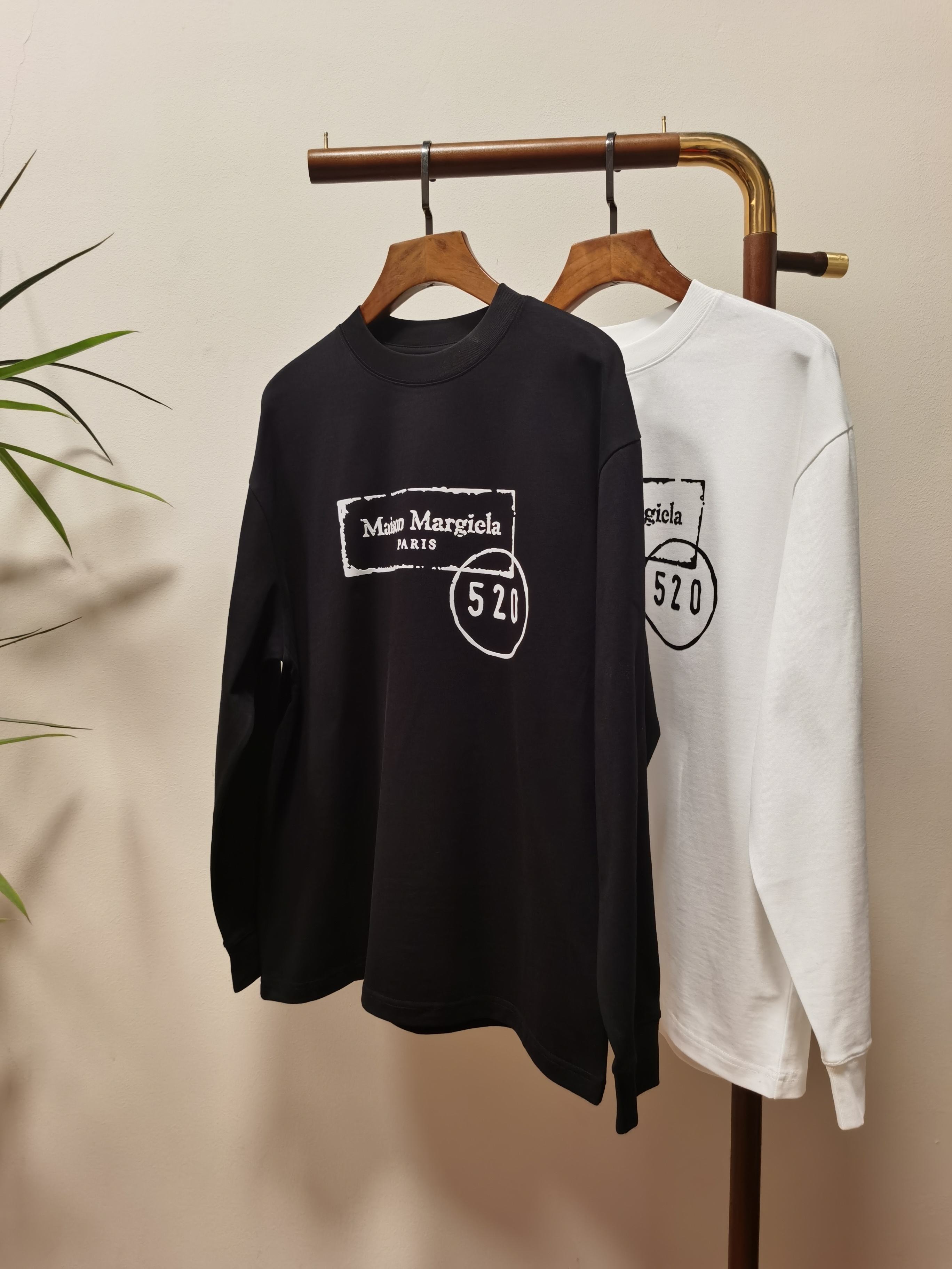 NO:515588,2025 new MM6 exclusively offers new products. Men's round neck long-sleeved T-shirts are made of cotton fabric. Soft and delicate. Basic base shirts are indispensable for men's wardrobe. They can be matched with various clothing anytime and anywhere to meet your daily needs. The clothes are very simple and very low-key. Dear, buy them quickly. Standard version. Color black and white. Number of numbers M-3XL,,masion margiela,tees,t-shirt,alexander wang.198609092025新款MM6独家专供新品 男士圆领长袖T恤 采用全棉面料 柔软细腻 男人的衣柜都少不了基础打底衫 随时随地都可以拿来搭配各种服饰 满足您日常生活需求 ,衣服设计非常的简洁 ,很是低调的设计 亲们赶紧入手 标准版型 颜色黑色 白色 码数M-3XL,,masion margiela,tees，t-shirt,alexander wang,Men's clothing