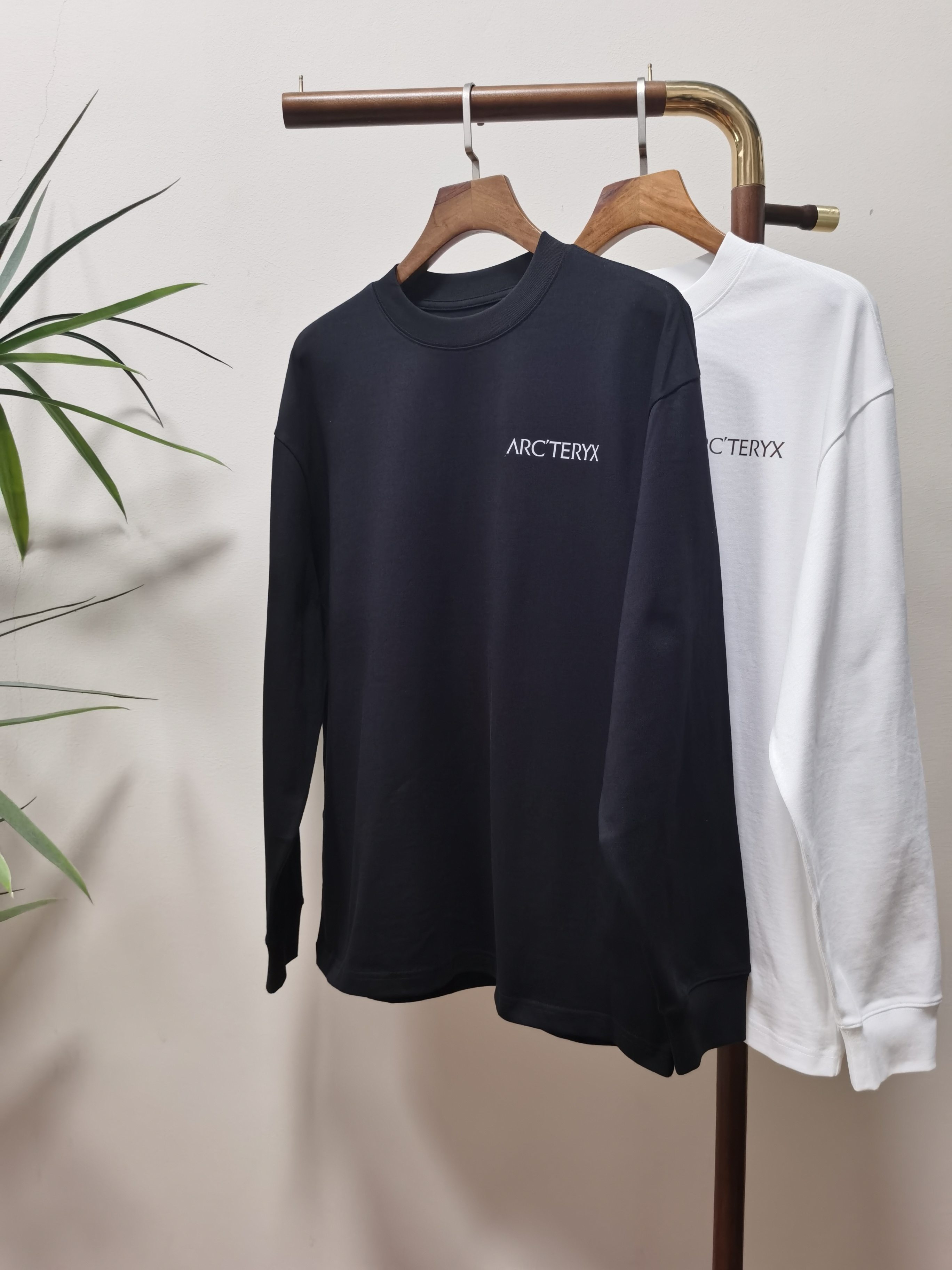 NO:514490,2025 new Arc Bird ARC exclusively available for new products. Men's round neck long-sleeved T-shirts are made of cotton fabric. Soft and delicate. Basic base shirts are indispensable for men's wardrobe. They can be matched with various clothing anytime and anywhere to meet your daily needs. The clothes are very simple and very low-key. Dear, buy them quickly. Standard version. Color black and white. Number of numbers M-3XL, arc'teryx,tees, t-shirt,alexander wang.198609092025新款始祖鸟 ARC 独家专供新品 男士圆领长袖T恤 采用全棉面料 柔软细腻 男人的衣柜都少不了基础打底衫 随时随地都可以拿来搭配各种服饰 满足您日常生活需求 ,衣服设计非常的简洁 ,很是低调的设计 亲们赶紧入手 标准版型 颜色黑色 白色 码数M-3XL,arc'teryx,tees，t-shirt,alexander wang,Men's clothing