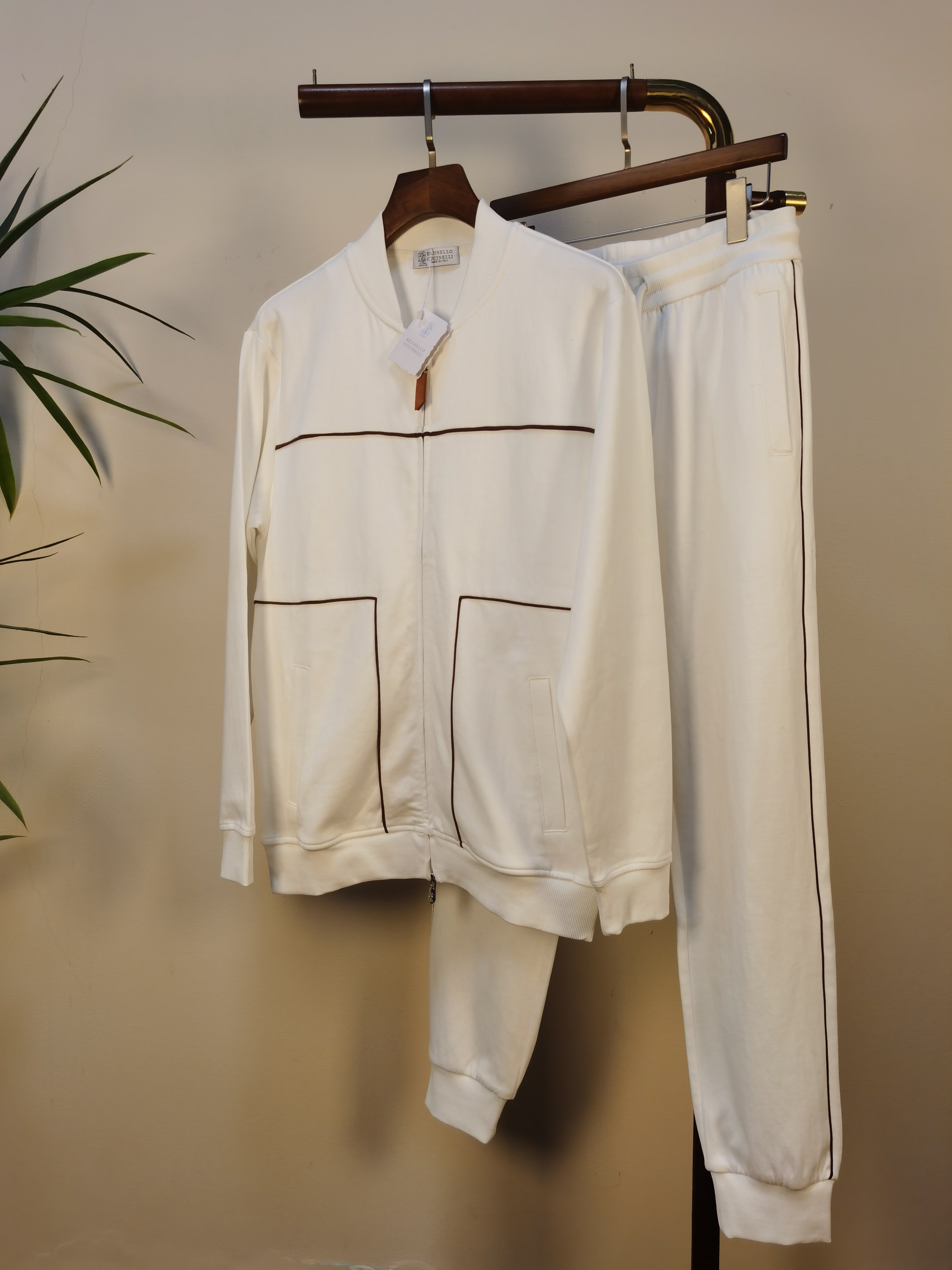 NO:514523,Set BC (Brunello Cucinelli) exclusively offers new counters with the same autumn and winter suit, full of high-end feel!  The details are exquisite and high-end, and the workmanship is impeccable!  Imported fabrics are three-dimensional, exquisite and delicate. The original high-end double-sided jersey fabrics are very high-end!  Original zipper!  The fabric is crisp, wrinkle-resistant, wear-resistant, moisture absorption, quick drying and breathable, neat and stylish. Color White Number of codes M-3XL, brunello cucinelli, alexander wang19860909套装 BC（Brunello Cucinelli）独家客供新款专柜同款秋冬套装,高级感满满！细节精致高档,做工无可挑剔！进口面料 立体精致细腻.原版高端双面平纹针织面料很显高级！原版拉链！面料挺括抗皱耐磨,吸湿速干透气,利落有型. 颜色 白色 码数 M-3XL,,brunello cucinelli,alexander wang,Men's clothing