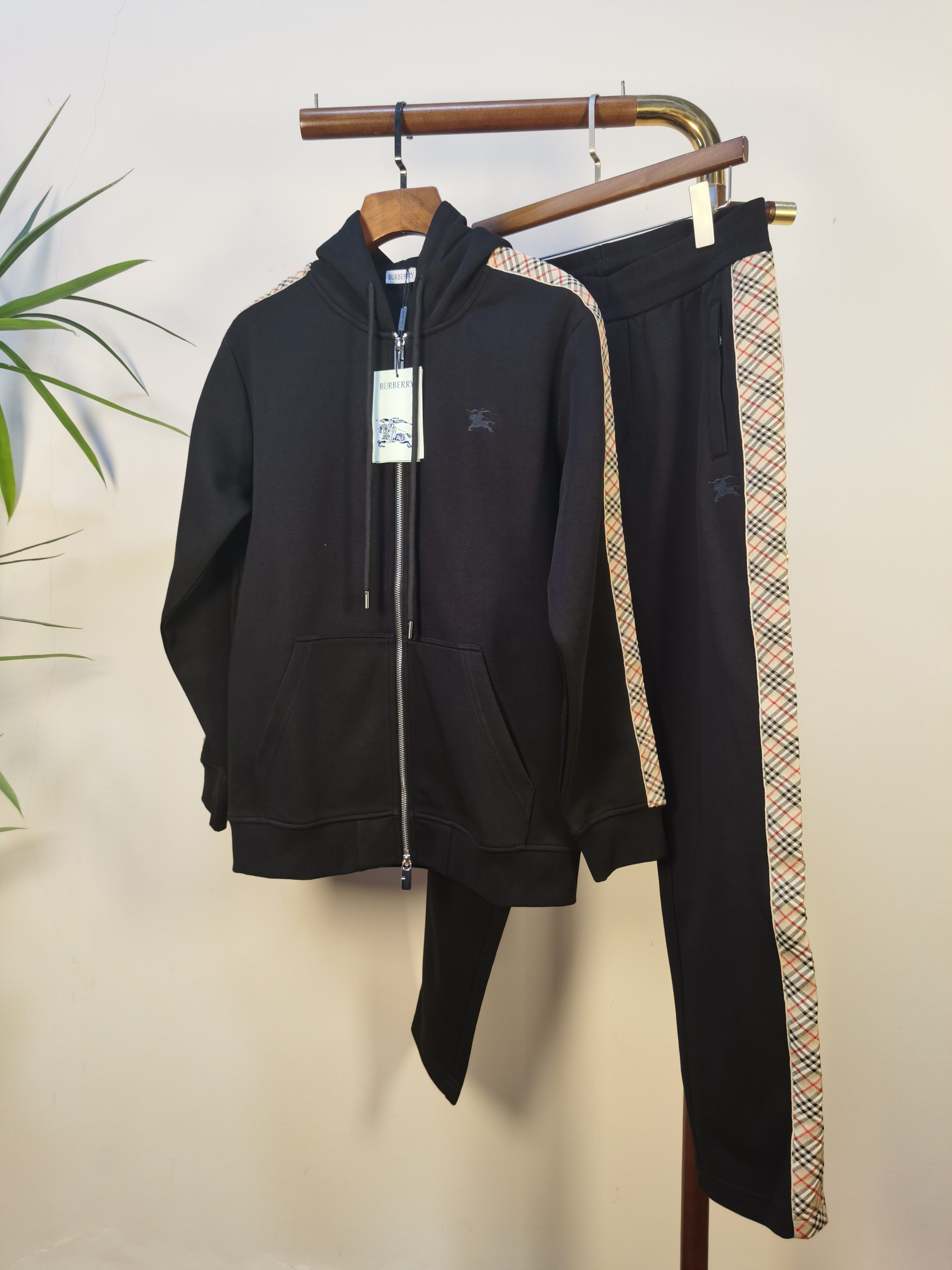 NO:514517,Set BURBERRY exclusively offers the same autumn and winter suit for the new counter, full of high-end feel!  The details are exquisite and high-end, and the workmanship is impeccable!  Imported fabrics are three-dimensional, exquisite and delicate. The original high-end double-sided jersey fabrics are very high-end!  Original zipper!  The fabric is crisp, wrinkle-resistant, wear-resistant, moisture absorption, quick drying and breathable, neat and stylish. Color Black Number of codes M-3XL, burberry, burberry, alexander wang19860909套装 巴宝莉（BURBERRY）独家客供新款专柜同款秋冬套装,高级感满满！细节精致高档,做工无可挑剔！进口面料 立体精致细腻.原版高端双面平纹针织面料很显高级！原版拉链！面料挺括抗皱耐磨,吸湿速干透气,利落有型. 颜色 黑色 码数 M-3XL,,burberry,burberry,alexander wang,Men's clothing