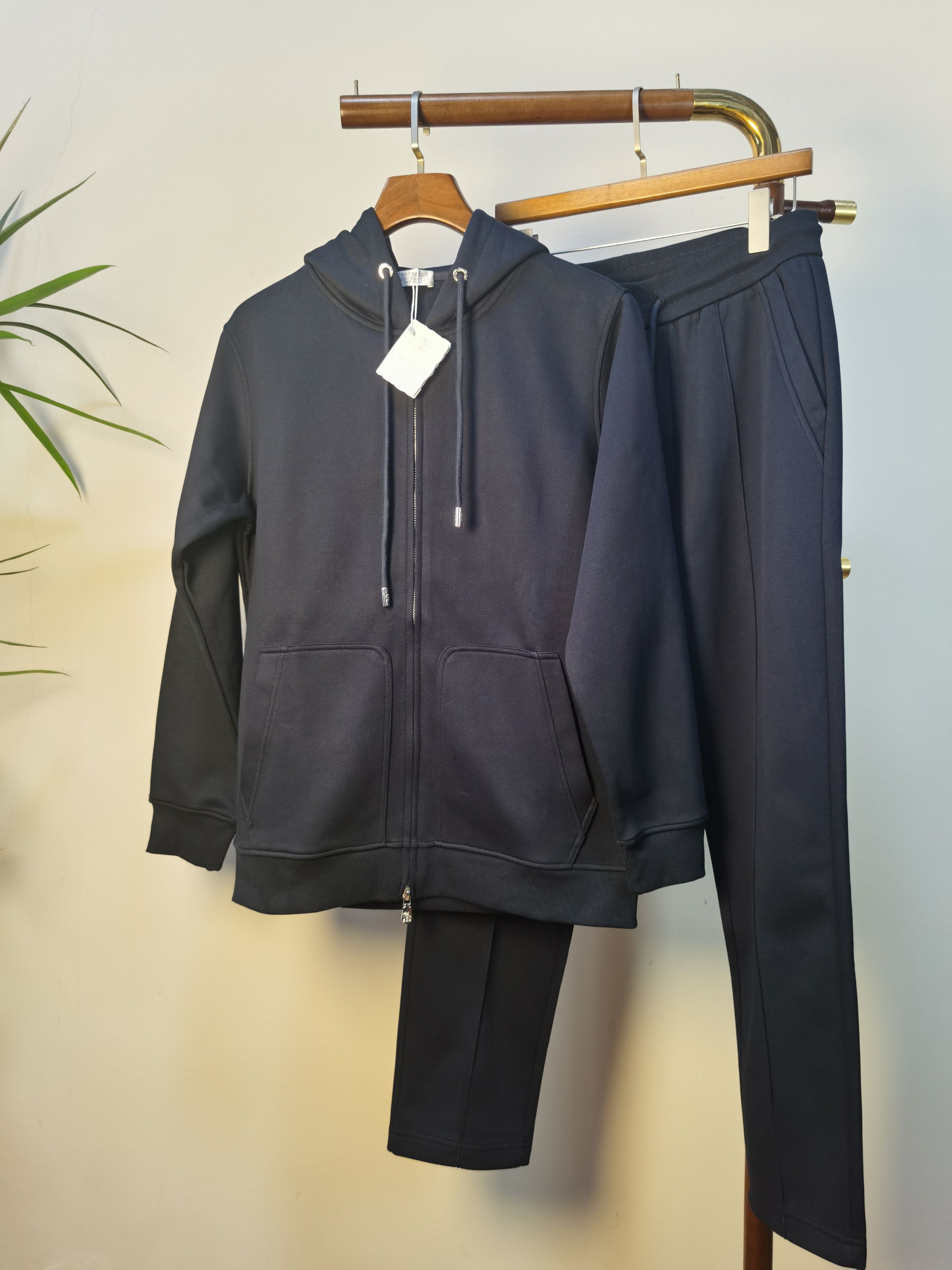 NO:514514,Set BURBERRY exclusively offers the same autumn and winter suit for the new counter, full of high-end feel!  The details are exquisite and high-end, and the workmanship is impeccable!  Imported fabrics are three-dimensional, exquisite and delicate. The original high-end double-sided jersey fabrics are very high-end!  Original zipper!  The fabric is crisp, wrinkle-resistant, wear-resistant, moisture absorption, quick drying and breathable, neat and stylish. Color Blue Number of codes M-3XL, burberry, burberry, alexander wang19860909套装 巴宝莉（BURBERRY）独家客供新款专柜同款秋冬套装,高级感满满！细节精致高档,做工无可挑剔！进口面料 立体精致细腻.原版高端双面平纹针织面料很显高级！原版拉链！面料挺括抗皱耐磨,吸湿速干透气,利落有型. 颜色 蓝色 码数 M-3XL,,burberry,burberry,alexander wang,Men's clothing