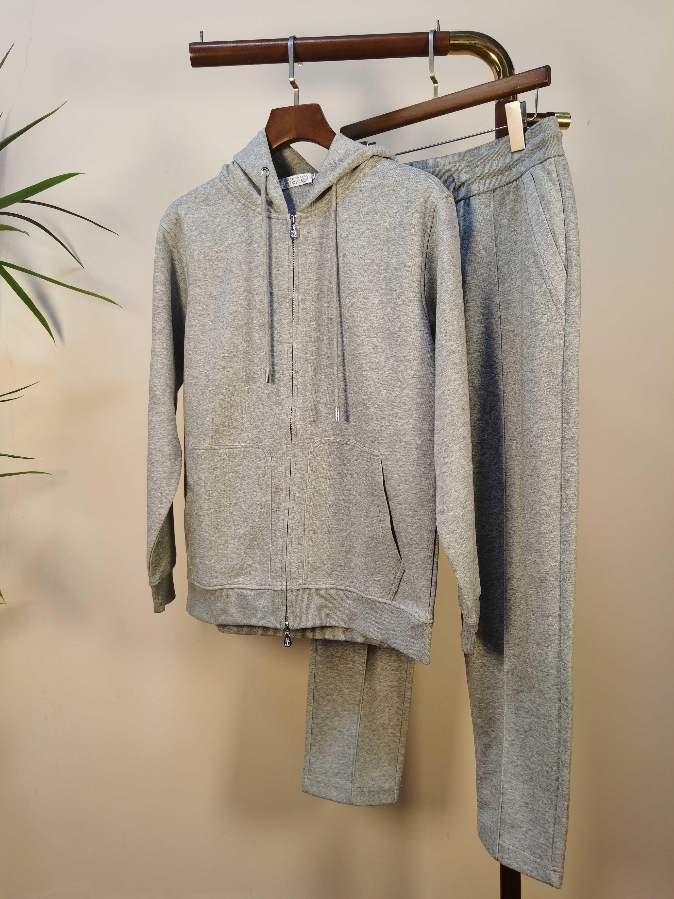 NO:514511,Set BC (Brunello Cucinelli) exclusively offers new counters with the same autumn and winter suit, full of high-end feel!  The details are exquisite and high-end, and the workmanship is impeccable!  Imported fabrics are three-dimensional, exquisite and delicate. The original high-end double-sided jersey fabrics are very high-end!  Original zipper!  The fabric is crisp, wrinkle-resistant, wear-resistant, moisture absorption, quick drying, breathable, neat and stylish. Color Gray Number of codes M-3XL, brunello cucinelli, alexander wang19860909套装 BC（Brunello Cucinelli）独家客供新款专柜同款秋冬套装,高级感满满！细节精致高档,做工无可挑剔！进口面料 立体精致细腻.原版高端双面平纹针织面料很显高级！原版拉链！面料挺括抗皱耐磨,吸湿速干透气,利落有型. 颜色 灰色 码数 M-3XL,,brunello cucinelli,alexander wang,Men's clothing