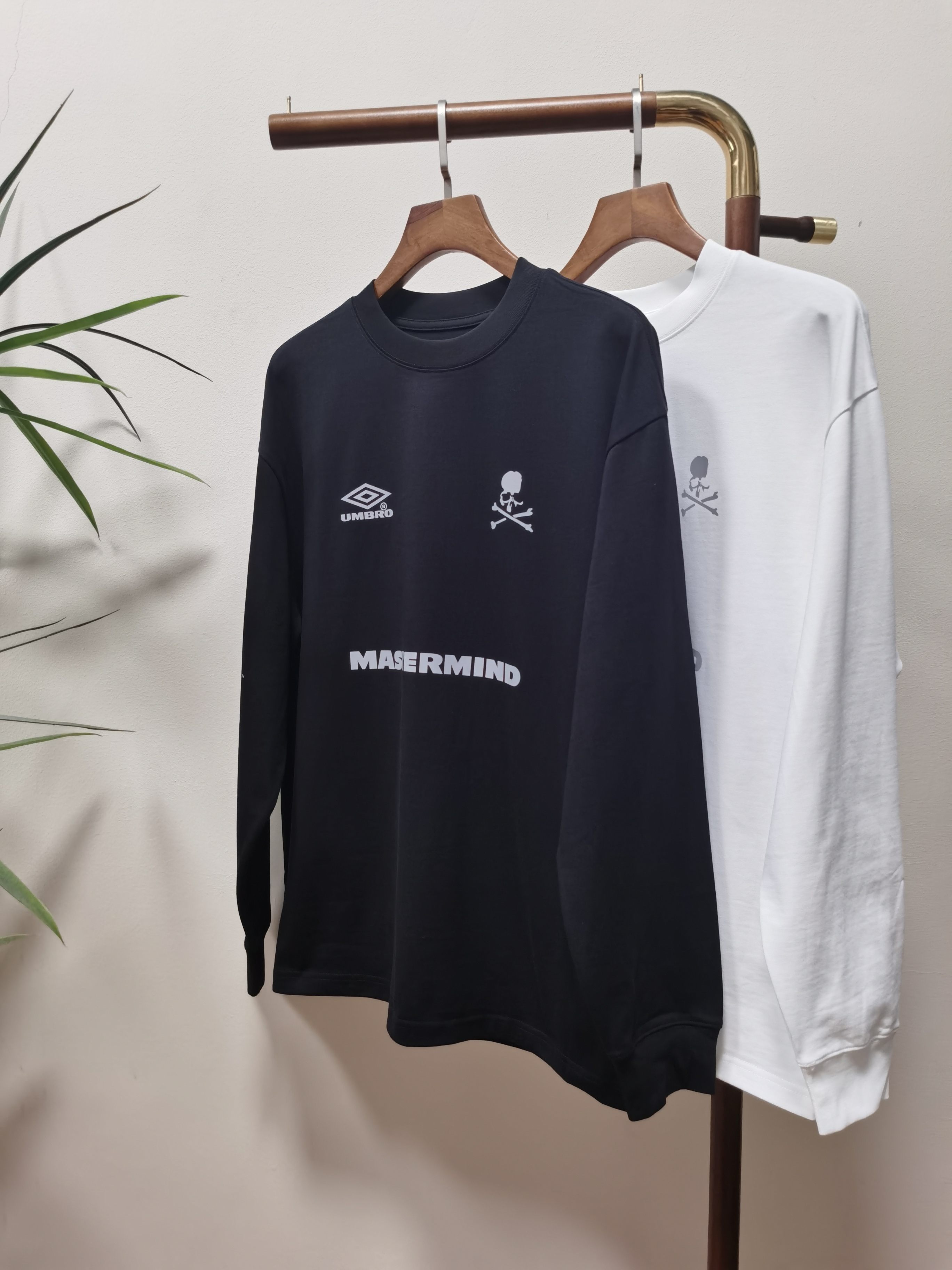 NO:514508,2025 new MMJ exclusively offers new products. Men's round neck long-sleeved T-shirts are made of all materials. Soft and delicate. Basic base shirts are indispensable for men's wardrobe. They can be matched with various clothing anytime and anywhere to meet your daily needs. The clothes are very simple and very low-key. Dear, buy them quickly. Standard version. Color black and white. Number of numbers M-3XL,,tees, t-shirt, alexander wang.198609092025新款MMJ独家专供新品 男士圆领长袖T恤 采用全用料 柔软细腻 男人的衣柜都少不了基础打底衫 随时随地都可以拿来搭配各种服饰 满足您日常生活需求 ,衣服设计非常的简洁 ,很是低调的设计 亲们赶紧入手 标准版型 颜色黑色 白色 码数M-3XL,,tees，t-shirt,alexander wang,Men's clothing