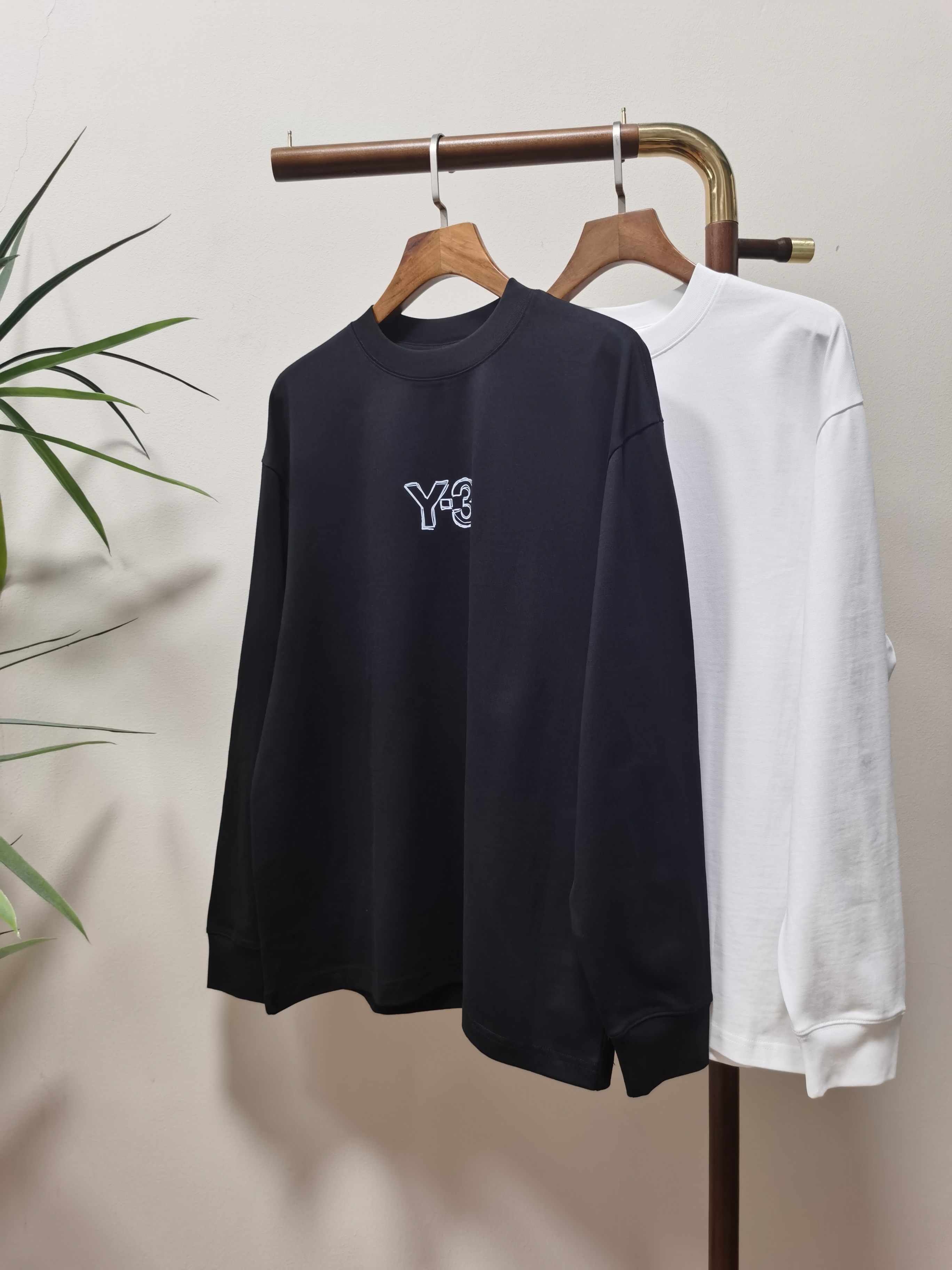 NO:515591,2025 new Y-3 Yamamoto Yoshi exclusively offers new products. Men's round neck long-sleeved T-shirts are made of all materials. Soft and delicate. Basic base shirts are indispensable for men's wardrobe. They can be matched with various clothing anytime and anywhere to meet your daily needs. The clothes are very simple and very low-key. Dear, buy them quickly. Standard version. Color black and white. Number of numbers M-3XL,,tees, t-shirt, alexander wang.198609092025新款Y-3 山本耀司 独家专供新品 男士圆领长袖T恤 采用全用料 柔软细腻 男人的衣柜都少不了基础打底衫 随时随地都可以拿来搭配各种服饰 满足您日常生活需求 ,衣服设计非常的简洁 ,很是低调的设计 亲们赶紧入手 标准版型 颜色黑色 白色 码数M-3XL,,tees，t-shirt,alexander wang,Men's clothing