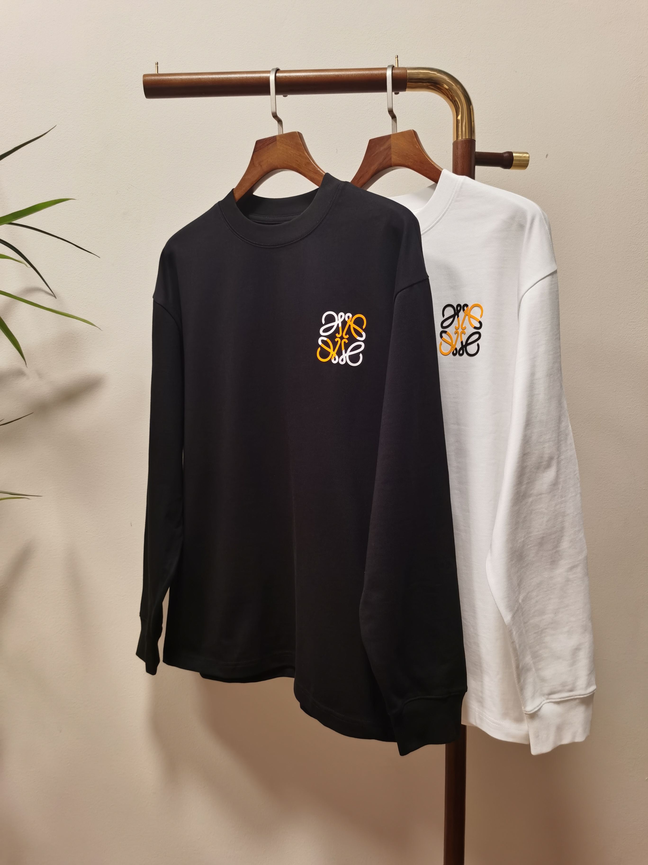 NO:514496,2025 new Loewe LOEWE exclusively for new products. Men's round neck long-sleeved T-shirts are made of all materials. Soft and delicate. Basic base shirts are indispensable for men's wardrobe. They can be matched with various clothing anytime and anywhere to meet your daily needs. The clothes are very simple and very low-key. Dear, buy them quickly. Standard style. Color black and white. Number of numbers M-3XL,,loewe,loewe,tees,t-shirt,alexander wang198609092025新款罗意威 LOEWE 独家专供新品 男士圆领长袖T恤 采用全用料 柔软细腻 男人的衣柜都少不了基础打底衫 随时随地都可以拿来搭配各种服饰 满足您日常生活需求 ,衣服设计非常的简洁 ,很是低调的设计 亲们赶紧入手 标准版型 颜色黑色 白色 码数M-3XL,,loewe,loewe,tees，t-shirt,alexander wang,Men's clothing