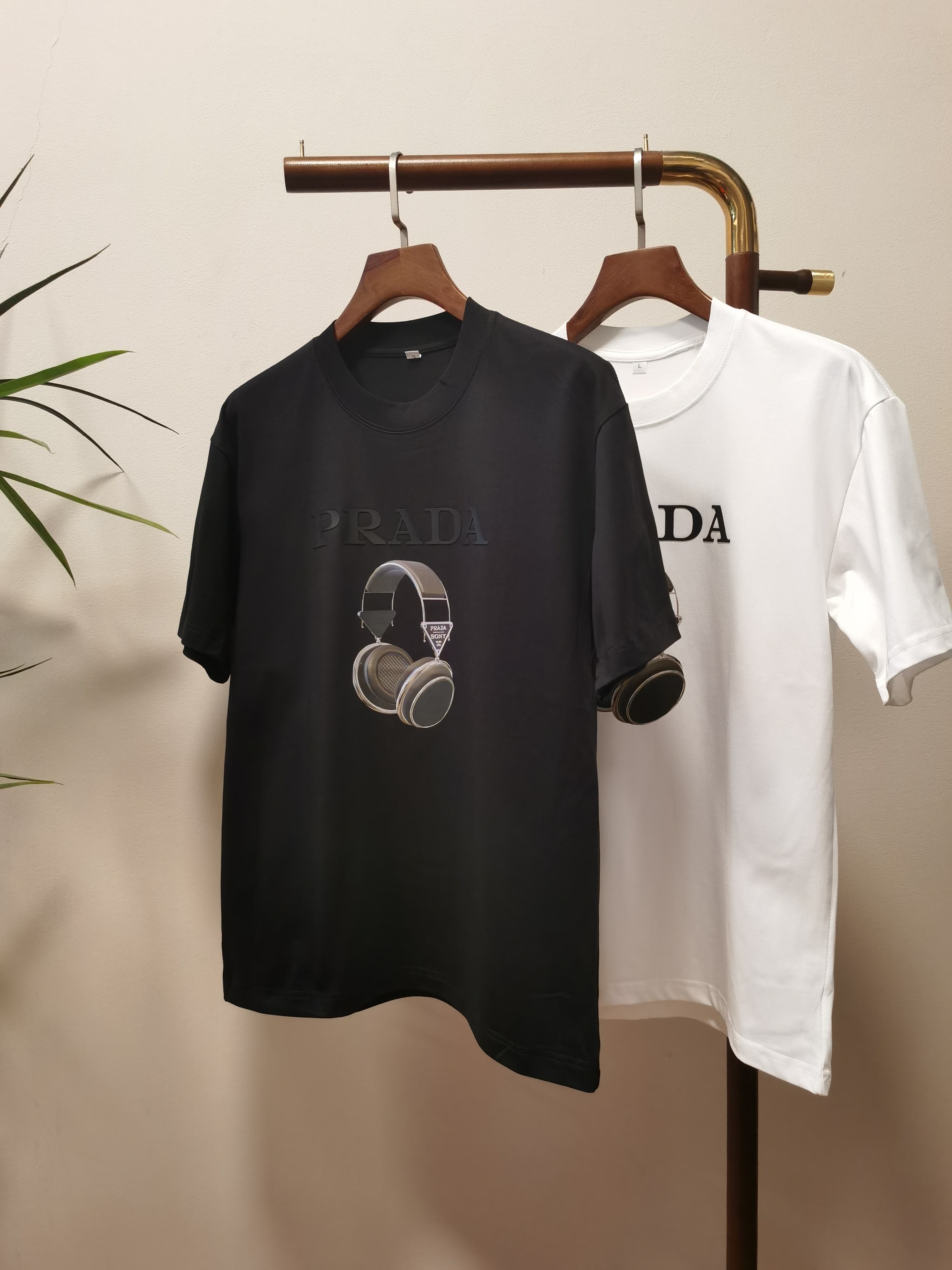 NO:514529,PRADA 2025 new round neck short-sleeved T-shirt high-end version!  Customized fabrics for counters are breathable and comfortable, with impeccable details, and the brand element design concept reflects high quality. The feel is delicate and soft!  It is casually cut, with a great upper body style!  Code number M-4XL, prada, prada, T-shirt,tees, t-shirt,alexander wang19860909PRADA 普拉达 2025新款 圆领 短袖 T恤 高端版本！专柜定制面料 透气舒适度高,细节无可挑剔,品牌元素设计理念,体现高品质.手感细腻柔软！呈现休闲裁剪,上身版型超赞！ 码数M-4XL,,prada,prada,T-shirt,tees，t-shirt,alexander wang,Men's clothing