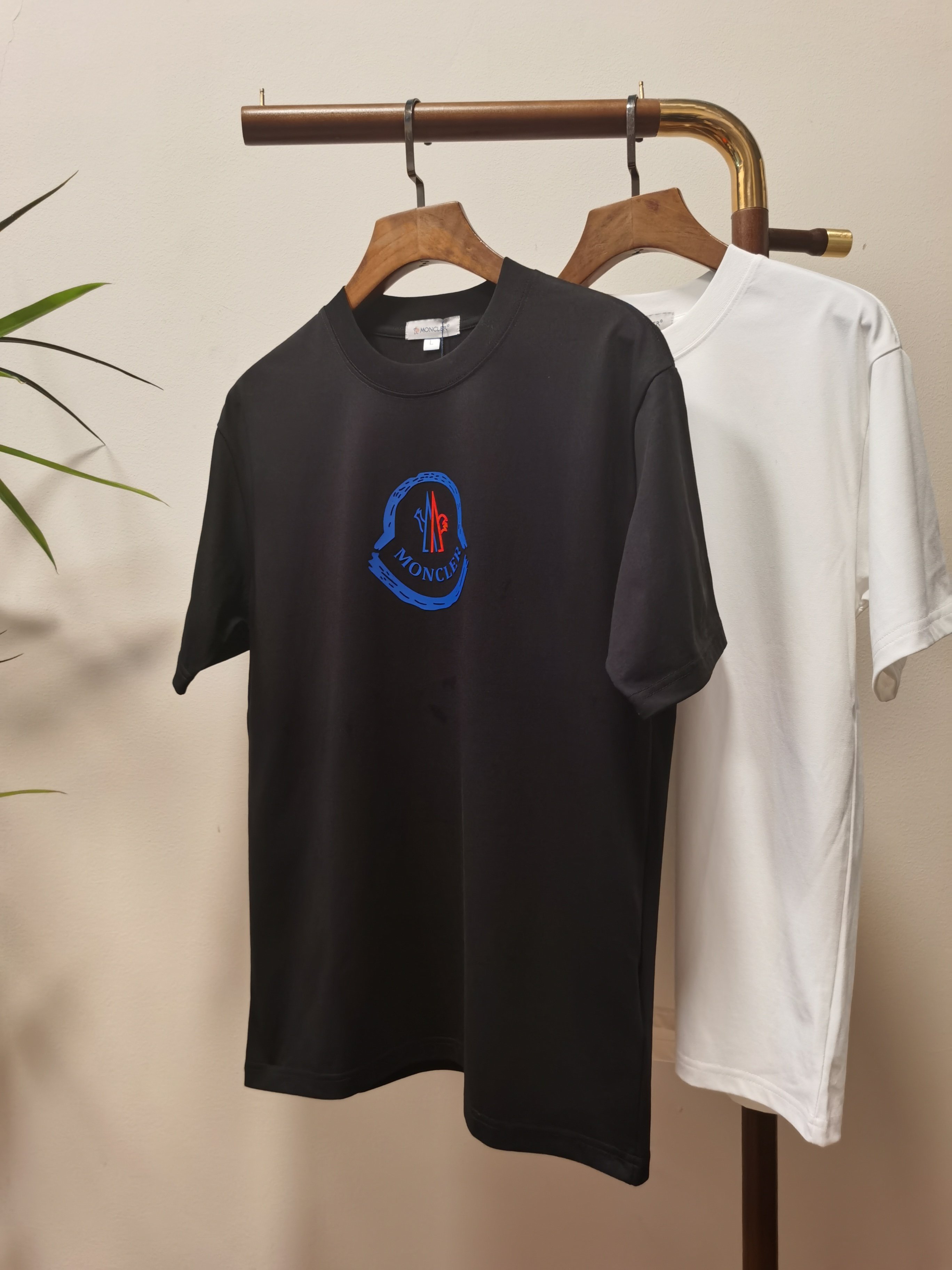 NO:514524,MONCLER 2025 new round neck short-sleeved T-shirt high-end version!  Customized fabrics for counters are breathable and comfortable, with impeccable details, and the brand element design concept reflects high quality. The feel is delicate and soft!  It is casually cut, with a great upper body style!  Code number M-4XL, Moncler, T-shirt,tees, t-shirt,alexander wang19860909MONCLER 蒙口 2025新款 圆领 短袖 T恤 高端版本！专柜定制面料 透气舒适度高,细节无可挑剔,品牌元素设计理念,体现高品质.手感细腻柔软！呈现休闲裁剪,上身版型超赞！ 码数M-4XL,,Moncler,T-shirt,tees，t-shirt,alexander wang,Men's clothing