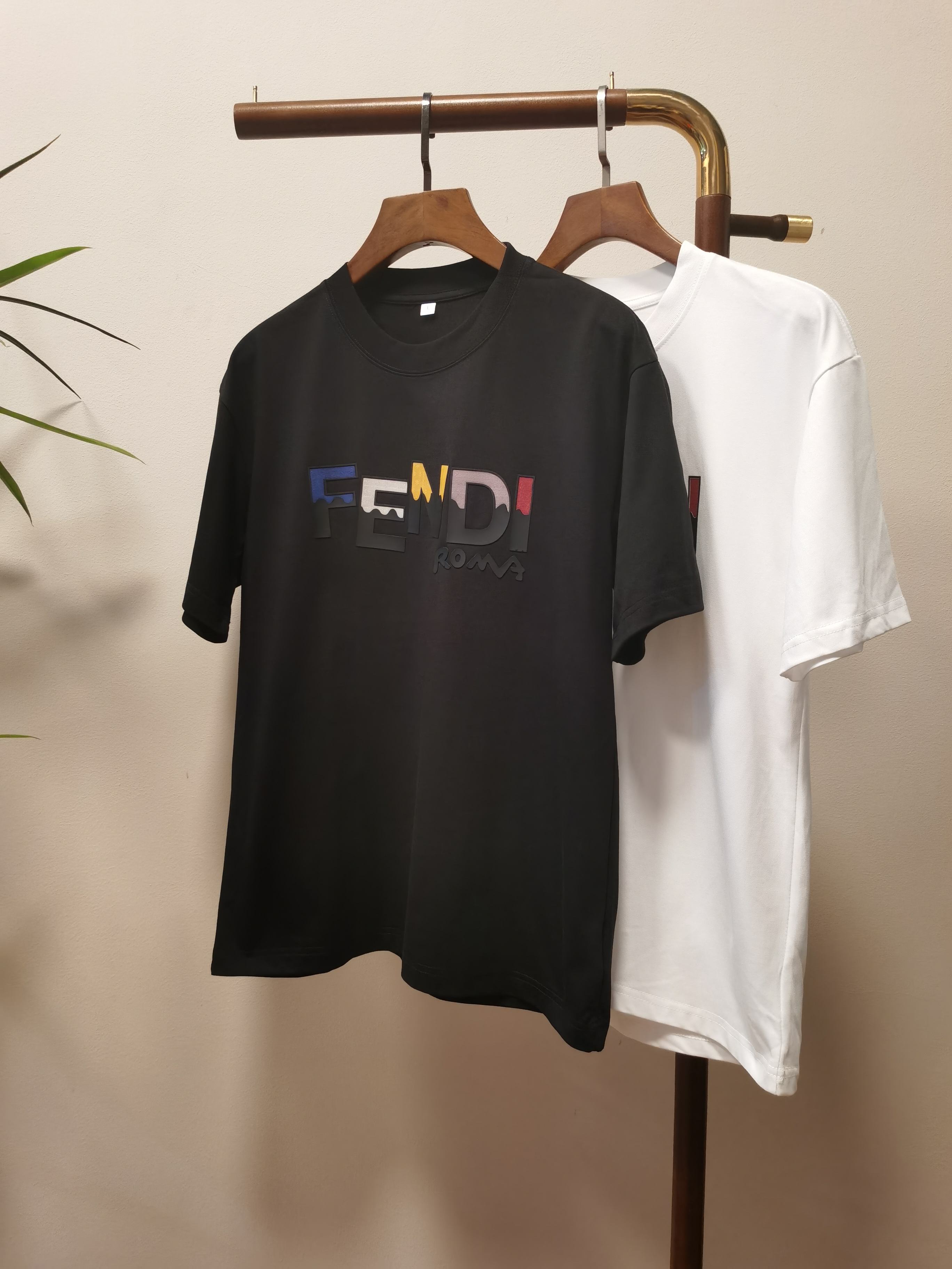 NO:514521,FENDI 2025 new round neck short-sleeved T-shirt high-end version!  Customized fabrics for counters are breathable and comfortable, with impeccable details, and the brand element design concept reflects high quality. The feel is delicate and soft!  It is casually cut, with a great upper body style!  Code number M-4XL, fendi, fendi, T-shirt, tees, t-shirt, alexander wang19860909FENDI 芬迪2025新款 圆领 短袖 T恤 高端版本！专柜定制面料 透气舒适度高,细节无可挑剔,品牌元素设计理念,体现高品质.手感细腻柔软！呈现休闲裁剪,上身版型超赞！ 码数M-4XL,,fendi,fendi,T-shirt,tees，t-shirt,alexander wang,Men's clothing