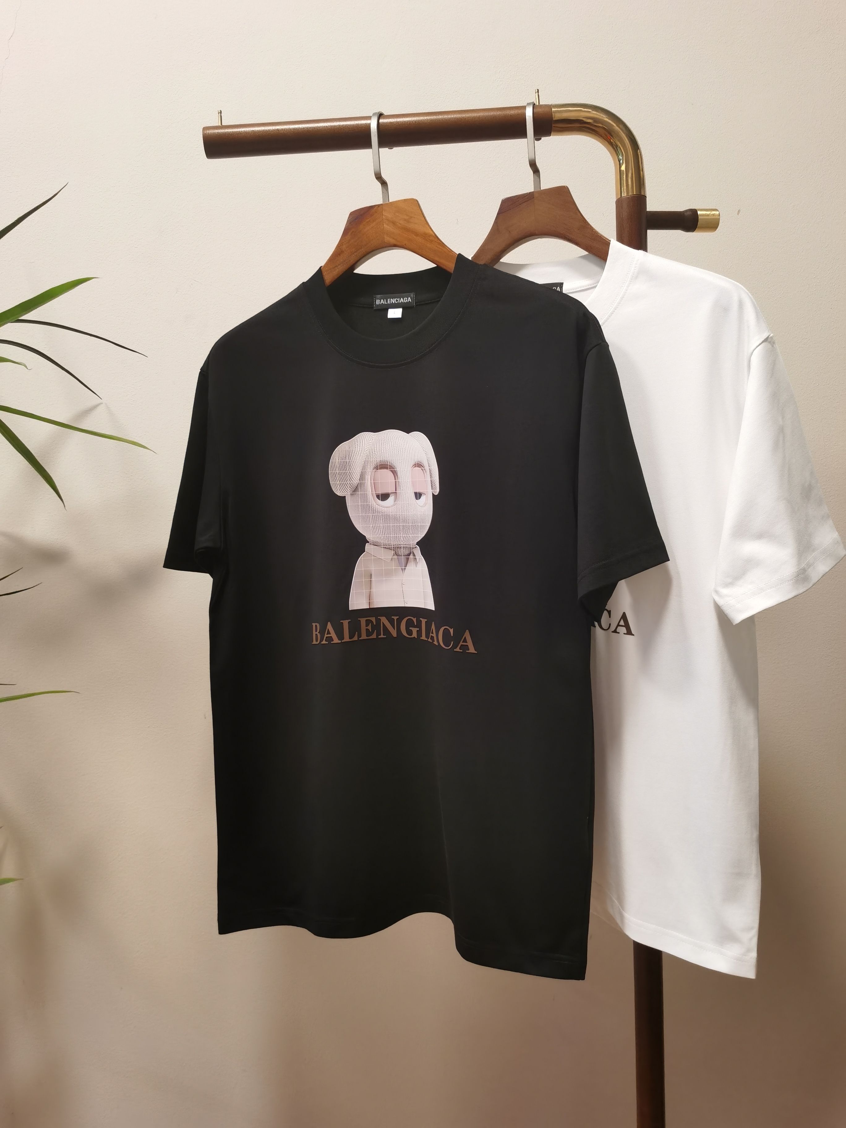 NO:514518,BALENGIACA 2025 new round neck short-sleeved T-shirt high-end version!  Customized fabrics for counters are breathable and comfortable, with impeccable details, and the brand element design concept reflects high quality. The feel is delicate and soft!  It is casually cut, with a great upper body style!  Code number M-4XL, balenciaga, balenciaga, T-shirt,tees, t-shirt,alexander wang19860909BALENGIACA 巴黎世家 2025新款 圆领 短袖 T恤 高端版本！专柜定制面料 透气舒适度高,细节无可挑剔,品牌元素设计理念,体现高品质.手感细腻柔软！呈现休闲裁剪,上身版型超赞！ 码数M-4XL,,balenciaga,balenciaga,T-shirt,tees，t-shirt,alexander wang,Men's clothing