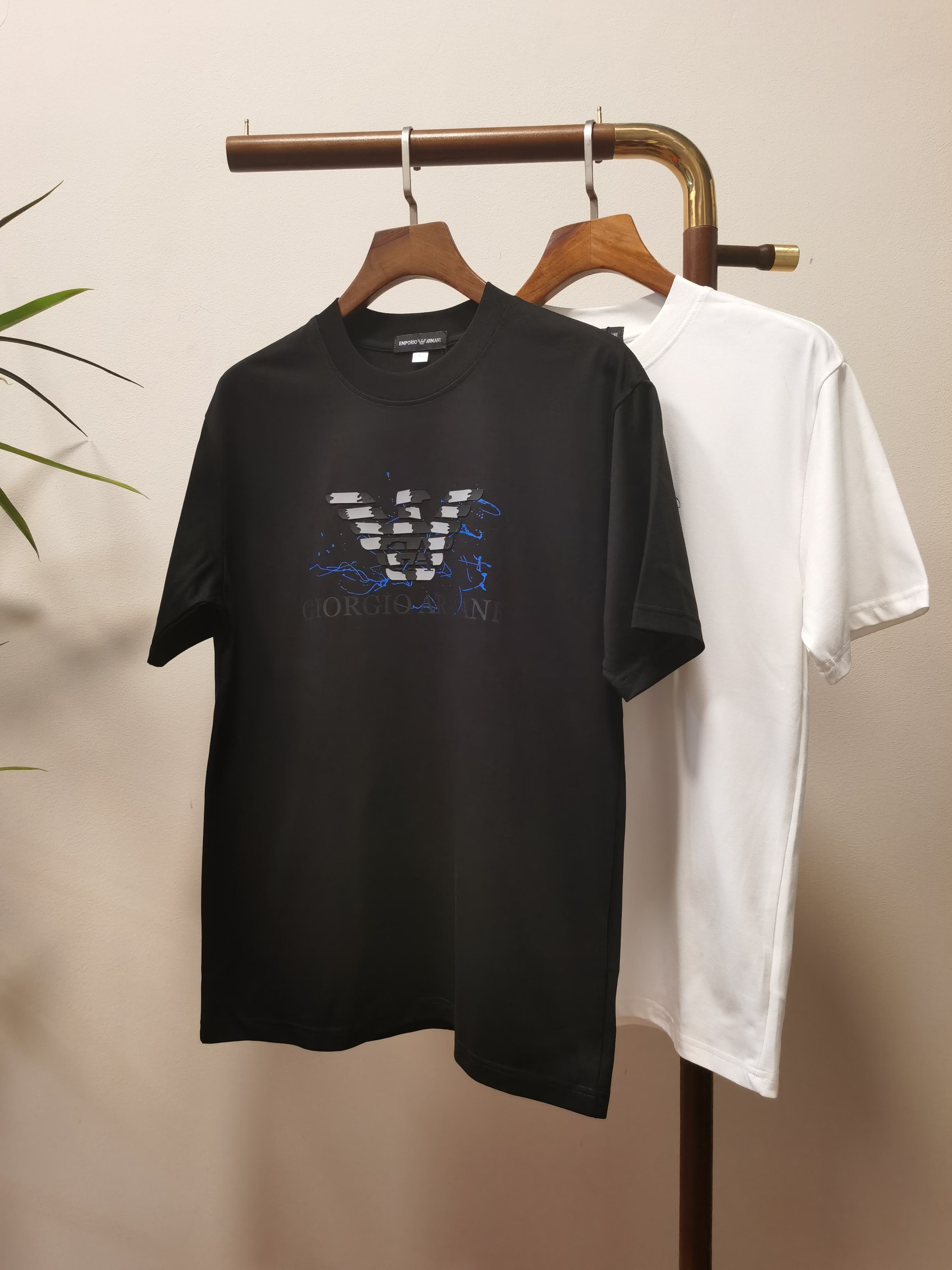 NO:514515,GA Armani 2025 new round neck short-sleeved T-shirt high-end version!  Customized fabrics for counters are breathable and comfortable, with impeccable details, and the brand element design concept reflects high quality. The feel is delicate and soft!  It is casually cut, with a great upper body style!  Code number M-4XL, Armani, T-shirt,tees, t-shirt,alexander wang19860909GA 阿玛尼 2025新款 圆领 短袖 T恤 高端版本！专柜定制面料 透气舒适度高,细节无可挑剔,品牌元素设计理念,体现高品质.手感细腻柔软！呈现休闲裁剪,上身版型超赞！ 码数M-4XL,,armani,T-shirt,tees，t-shirt,alexander wang,Men's clothing