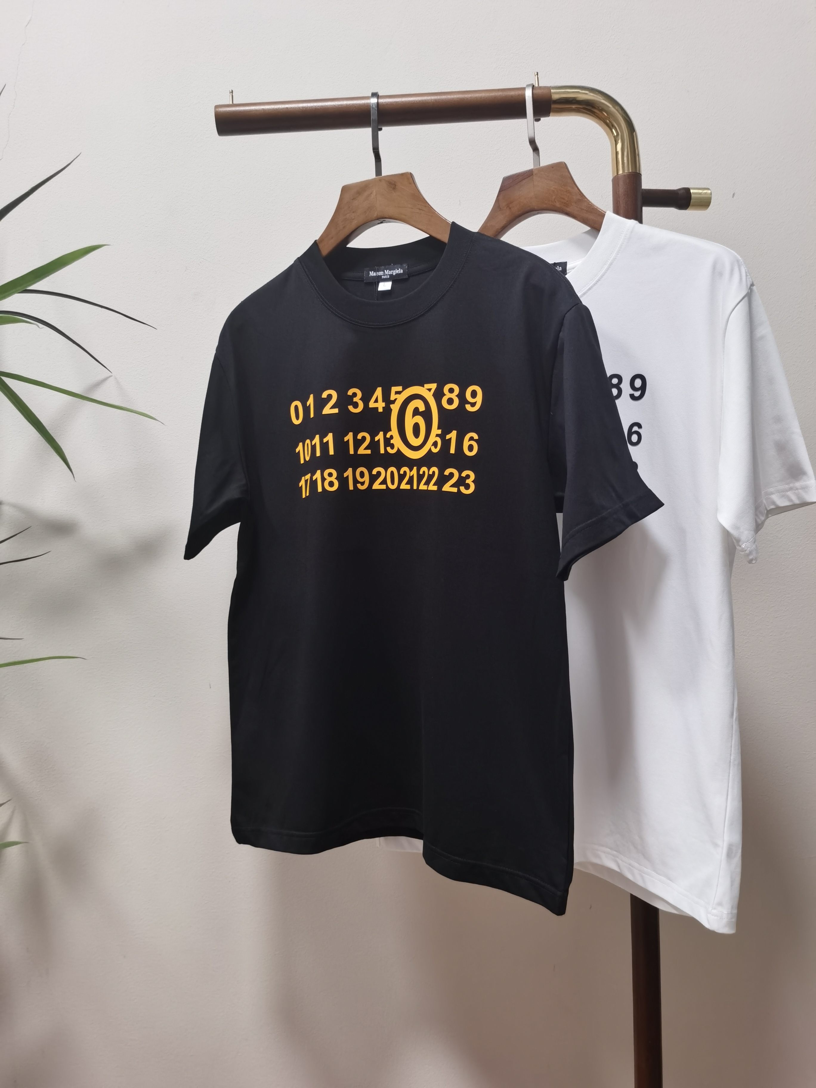 NO:514509,MM6 new round neck short-sleeved T-shirt high-end version!  Customized fabrics for counters are breathable and comfortable, with impeccable details, and the brand element design concept reflects high quality. The feel is delicate and soft!  It is casually cut, with a great upper body style!  Code number M-4XL,,masion margiela,T-shirt,tees,t-shirt,alexander wang19860909MM6 新款 圆领 短袖 T恤 高端版本！专柜定制面料 透气舒适度高,细节无可挑剔,品牌元素设计理念,体现高品质.手感细腻柔软！呈现休闲裁剪,上身版型超赞！ 码数M-4XL,,masion margiela,T-shirt,tees，t-shirt,alexander wang,Men's clothing