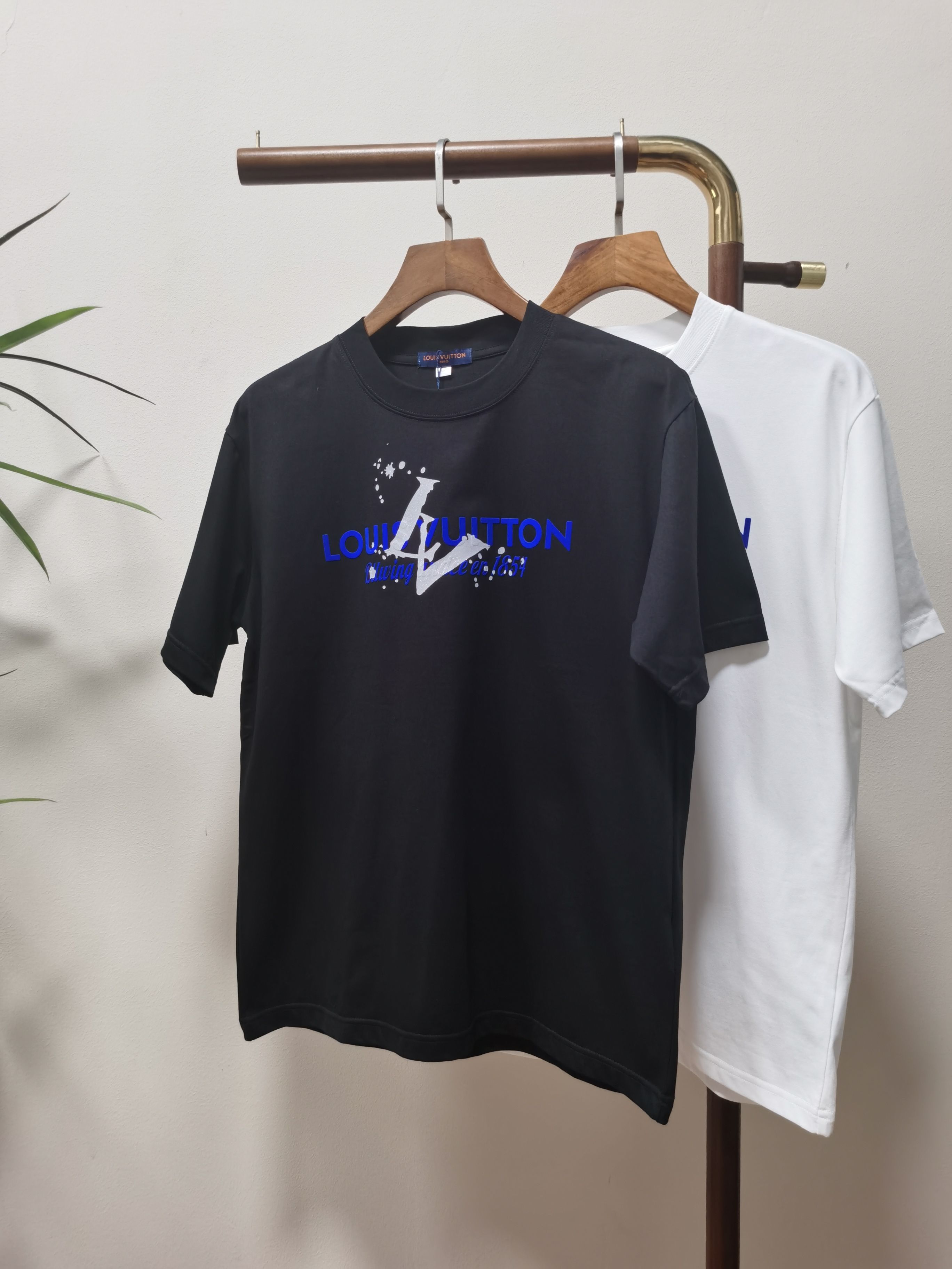 NO:514506,LV Louis Vuitton New round neck short-sleeved T-shirt High-end version!  Customized fabrics for counters are breathable and comfortable, with impeccable details, and the brand element design concept reflects high quality. The feel is delicate and soft!  It is casually cut, with a great upper body style!  Code number M-4XL, louis vuitton,louis vuitton,t-shirt,tees,t-shirt,alexander wang19860909LV 路易威登 新款 圆领 短袖 T恤 高端版本！专柜定制面料 透气舒适度高,细节无可挑剔,品牌元素设计理念,体现高品质.手感细腻柔软！呈现休闲裁剪,上身版型超赞！ 码数M-4XL,,louis vuitton,louis vuitton,T-shirt,tees，t-shirt,alexander wang,Men's clothing