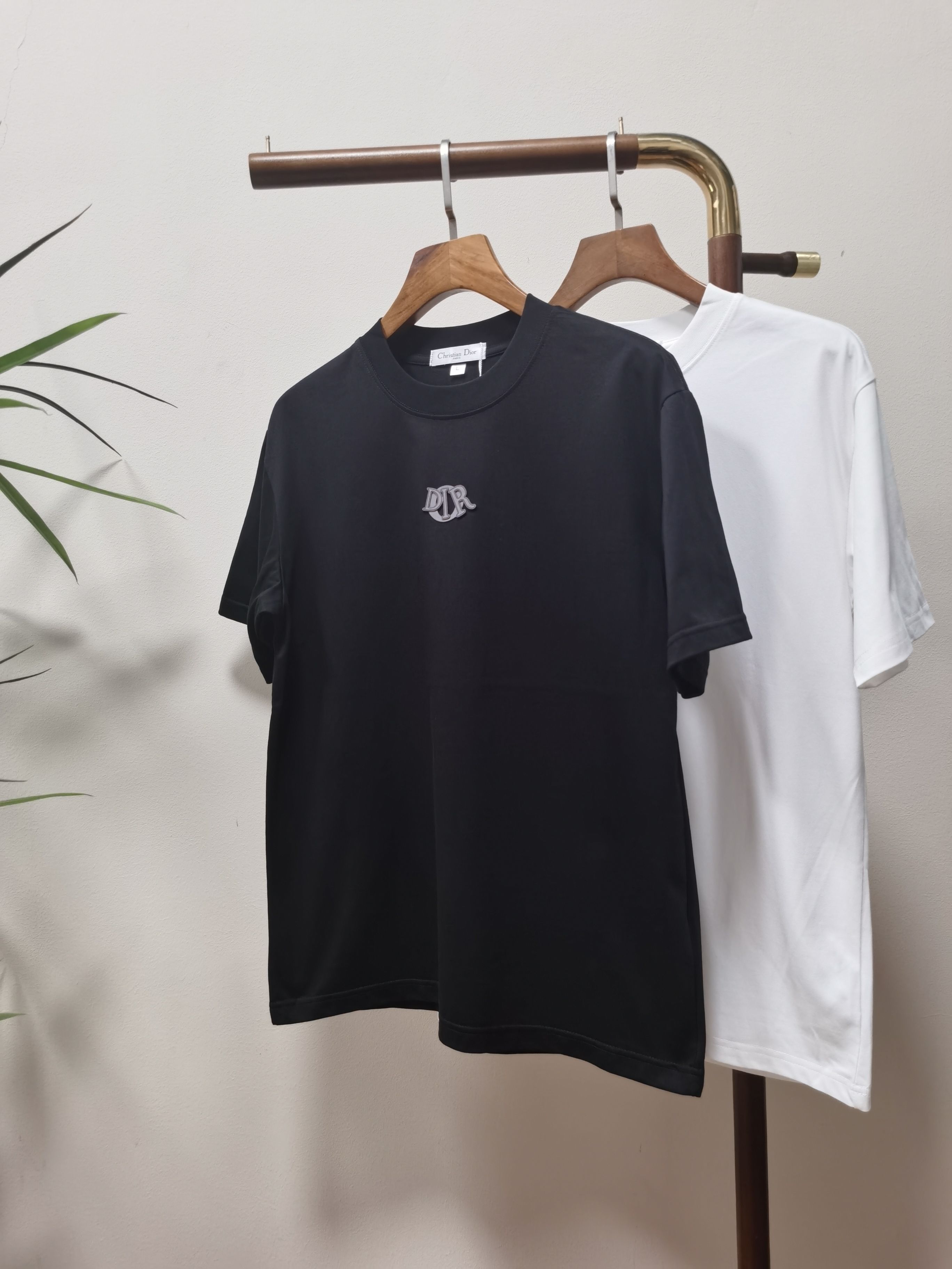 NO:514532,DIOR New round neck short-sleeved T-shirt high-end version!  Customized fabrics for counters are breathable and comfortable, with impeccable details, and the brand element design concept reflects high quality. The feel is delicate and soft!  It is casually cut, with a great upper body style!  Code number M-4XL, dior,dior,T-shirt,tees,t-shirt,alexander wang19860909DIOR 迪奥 新款 圆领 短袖 T恤 高端版本！专柜定制面料 透气舒适度高,细节无可挑剔,品牌元素设计理念,体现高品质.手感细腻柔软！呈现休闲裁剪,上身版型超赞！ 码数M-4XL,,dior,dior,T-shirt,tees，t-shirt,alexander wang,Men's clothing