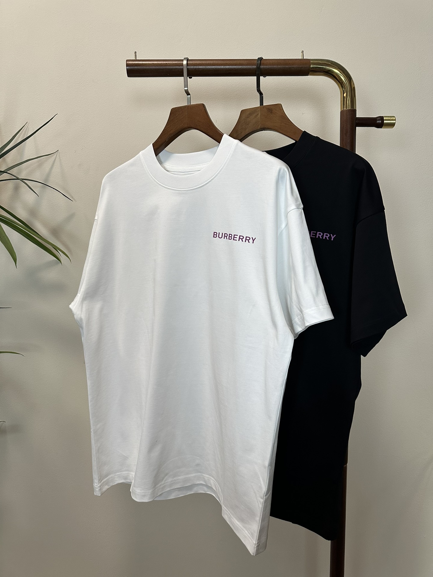 NO:514522,BURBERRY 2025 new round neck short-sleeved T-shirt high-end version!  Customized fabrics for counters are breathable and comfortable, with impeccable details, and the brand element design concept reflects high quality. The feel is delicate and soft!  It is casually cut, with a great upper body style!  Code number M-3XL, burberry, burberry, T-shirt, tees, t-shirt, alexander wang19860909BURBERRY 巴宝莉 2025新款 圆领 短袖 T恤 高端版本！专柜定制面料 透气舒适度高,细节无可挑剔,品牌元素设计理念,体现高品质.手感细腻柔软！呈现休闲裁剪,上身版型超赞！ 码数M-3XL,,burberry,burberry,T-shirt,tees，t-shirt,alexander wang,Men's clothing