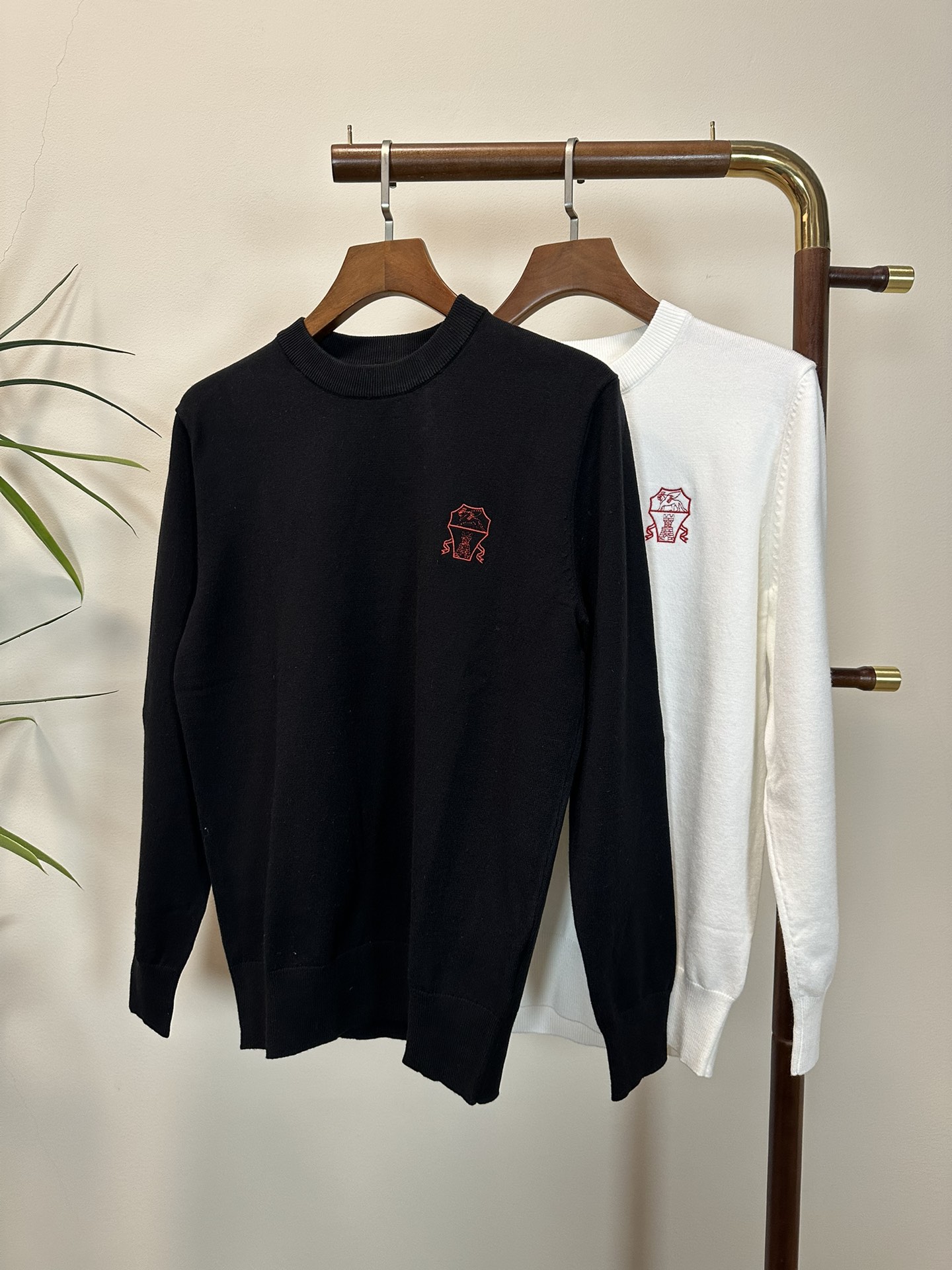 NO:514528,BC exclusively offers new fashion casual sweaters. Imported original technology fabrics are soft and comfortable, comfortable and breathable on the upper body, skin-friendly and not stubborn. They have a unique mixed and matched design style. Whether worn alone or matched, they are all versatile items, demonstrating the personality of young people, with extremely high grades and a handsome upper body!  Color Black White Number M-3XL, Sweaters,alexander wang19860909BC 独家专供新品时尚休闲毛衣 进口原版科技面料,柔软舒适,上身舒适透气,亲肤不扎人,独特混搭设计风格,无论是单穿还是搭配,都是百搭单品,彰显了年轻人的个性,档次极高,上身帅气十足！ 颜色 黑色 白色 码数M-3XL,,sweaters,alexander wang,Men's clothing