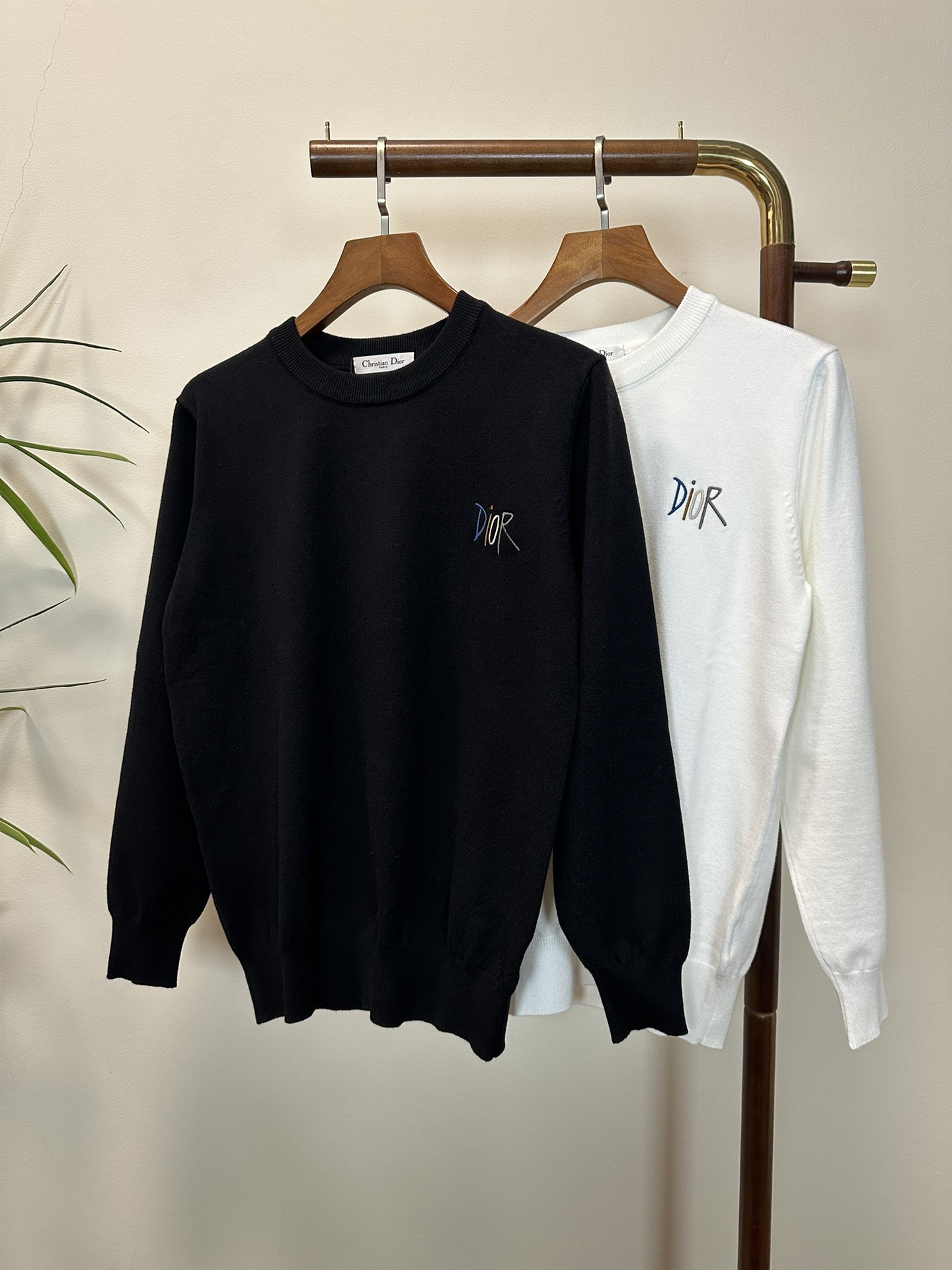 NO:514531,DIOR exclusively offers new fashion casual sweaters. Imported original technology fabrics are soft and comfortable, comfortable and breathable on the upper body, skin-friendly and not stubborn. They have a unique mixed and matched design style. Whether worn alone or matched, they are all versatile items, demonstrating the personality of young people, with extremely high grades and handsome upper body!  Color Black White Number M-3XL,,dior,dior,sweaters,alexander wang19860909DIOR 迪奥独家专供新品时尚休闲毛衣 进口原版科技面料,柔软舒适,上身舒适透气,亲肤不扎人,独特混搭设计风格,无论是单穿还是搭配,都是百搭单品,彰显了年轻人的个性,档次极高,上身帅气十足！ 颜色 黑色 白色 码数M-3XL,,dior,dior,sweaters,alexander wang,Men's clothing