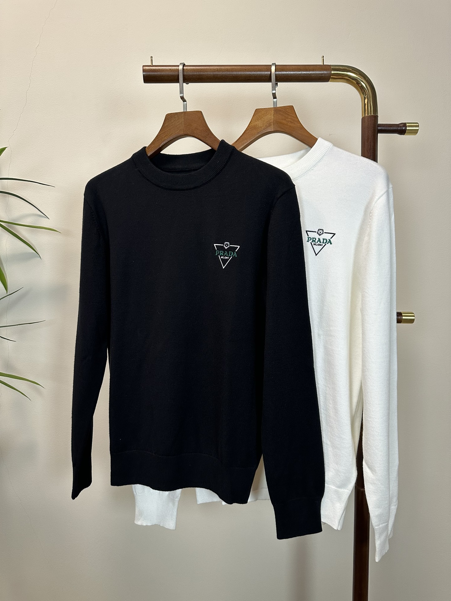 NO:514534,PRA Prada exclusively offers new fashion casual sweaters. Imported original technology fabrics are soft and comfortable, comfortable and breathable on the upper body, skin-friendly and not stubborn. They have a unique mixed and matched design style. Whether worn alone or matched, they are all versatile items, demonstrating the personality of young people, with extremely high grades and a handsome upper body!  Color black white Number M-3XL, prada, prada, sweaters, alexander wang19860909PRA 普拉达独家专供新品时尚休闲毛衣 进口原版科技面料,柔软舒适,上身舒适透气,亲肤不扎人,独特混搭设计风格,无论是单穿还是搭配,都是百搭单品,彰显了年轻人的个性,档次极高,上身帅气十足！ 颜色黑色 白色 码数M-3XL,,prada,prada,sweaters,alexander wang,Men's clothing