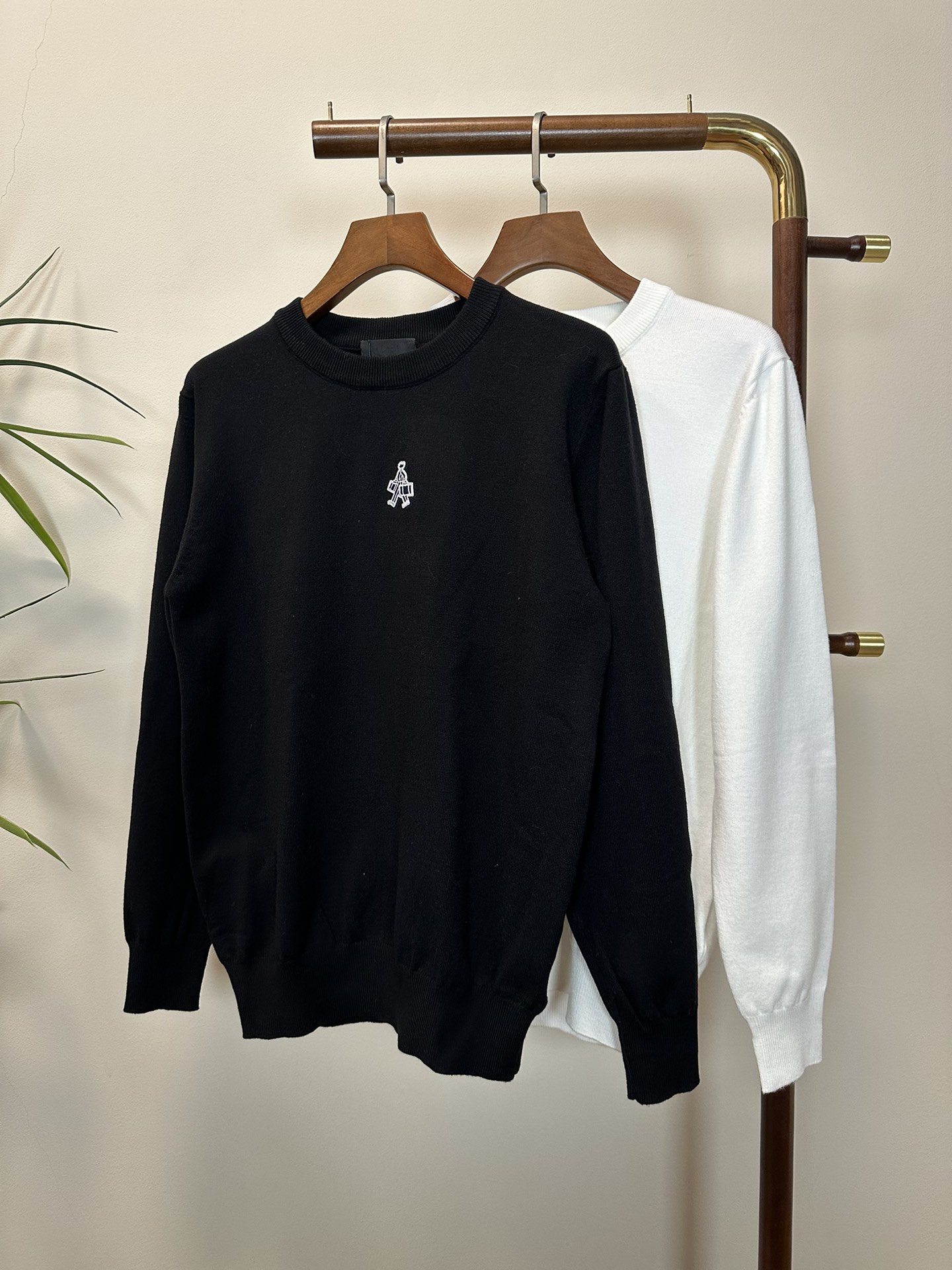 NO:514535,PRA Prada exclusively offers new fashion casual sweaters. Imported original technology fabrics are soft and comfortable, comfortable and breathable on the upper body, skin-friendly and not stubborn. They have a unique mixed and matched design style. Whether worn alone or matched, they are all versatile items, demonstrating the personality of young people, with extremely high grades and a handsome upper body!  Color Black White Number M-3XL, prada, prada, sweaters, alexander wang19860909PRA 普拉达独家专供新品时尚休闲毛衣 进口原版科技面料,柔软舒适,上身舒适透气,亲肤不扎人,独特混搭设计风格,无论是单穿还是搭配,都是百搭单品,彰显了年轻人的个性,档次极高,上身帅气十足！ 颜色 黑色 白色 码数M-3XL,,prada,prada,sweaters,alexander wang,Men's clothing