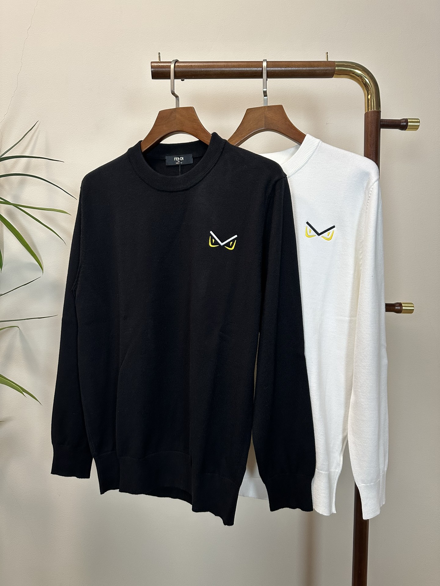 NO:514537,FD Fendi exclusively offers new fashion casual sweaters. Imported original technology fabrics are soft and comfortable, comfortable and breathable on the upper body, skin-friendly and not stubborn. They have a unique mixed and matched design style. Whether worn alone or matched, they are all versatile items, demonstrating the personality of young people, with extremely high grades and handsome upper body!  Color Black White Number M-3XL, fendi,sweaters,alexander wang19860909FD 芬迪独家专供新品时尚休闲毛衣 进口原版科技面料,柔软舒适,上身舒适透气,亲肤不扎人,独特混搭设计风格,无论是单穿还是搭配,都是百搭单品,彰显了年轻人的个性,档次极高,上身帅气十足！ 颜色 黑色 白色 码数M-3XL,,fendi,sweaters,alexander wang,Men's clothing