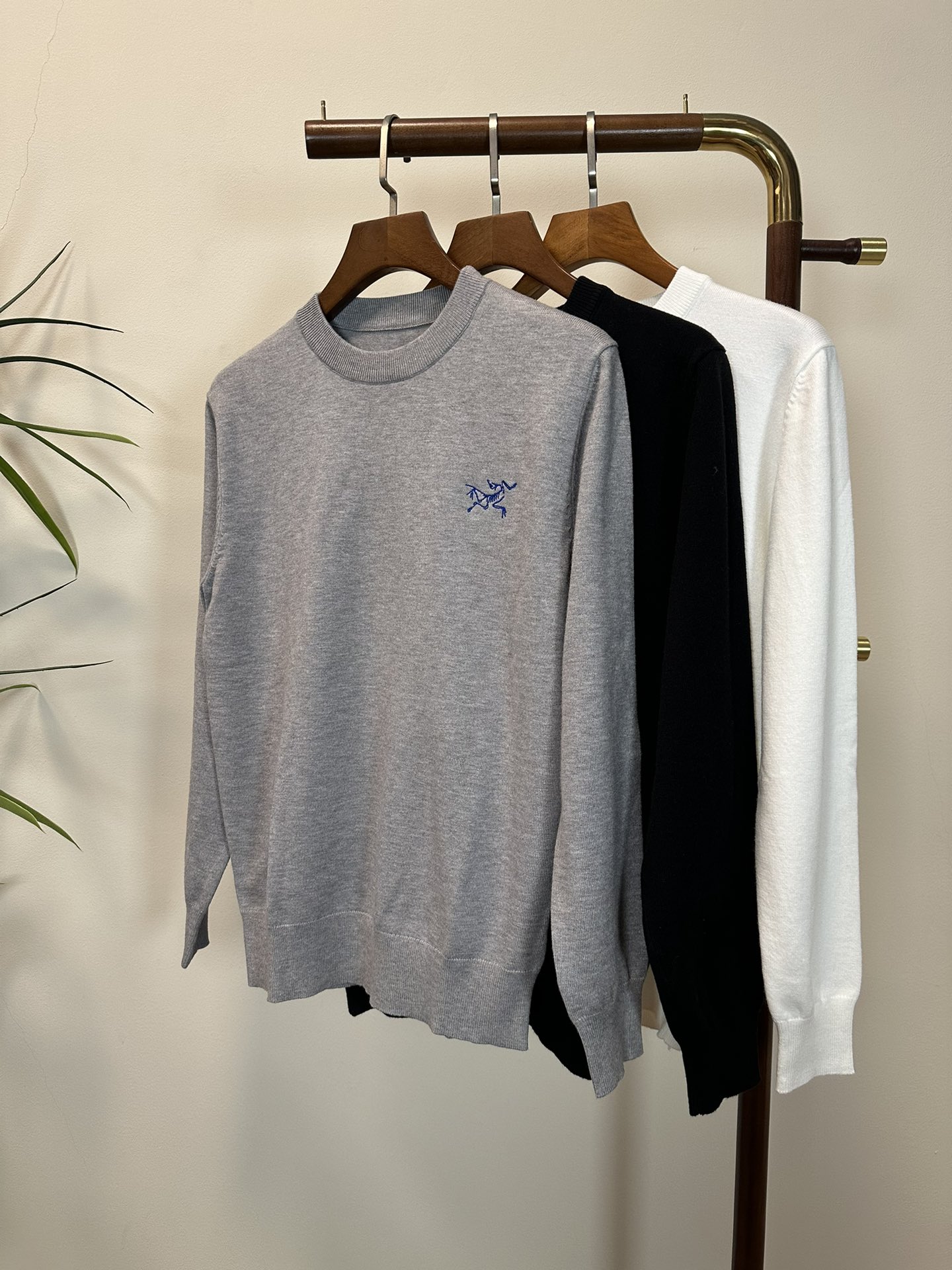 NO:514541,. ARC Archaeopteryx exclusively offers new fashion casual sweaters. Imported original technology fabrics are soft and comfortable, comfortable and breathable on the upper body, skin-friendly and not stubborn. They have a unique mixed and matched design style. Whether worn alone or matched, they are all versatile items, demonstrating the personality of young people, with extremely high grades and a handsome upper body!  Color Black White Gray Number M-3XL,arc'teryx,sweaters,alexander wang19860909. ARC始祖鸟独家专供新品时尚休闲毛衣 进口原版科技面料,柔软舒适,上身舒适透气,亲肤不扎人,独特混搭设计风格,无论是单穿还是搭配,都是百搭单品,彰显了年轻人的个性,档次极高,上身帅气十足！ 颜色 黑色 白色 灰色 码数M-3XL,arc'teryx,sweaters,alexander wang,Men's clothing