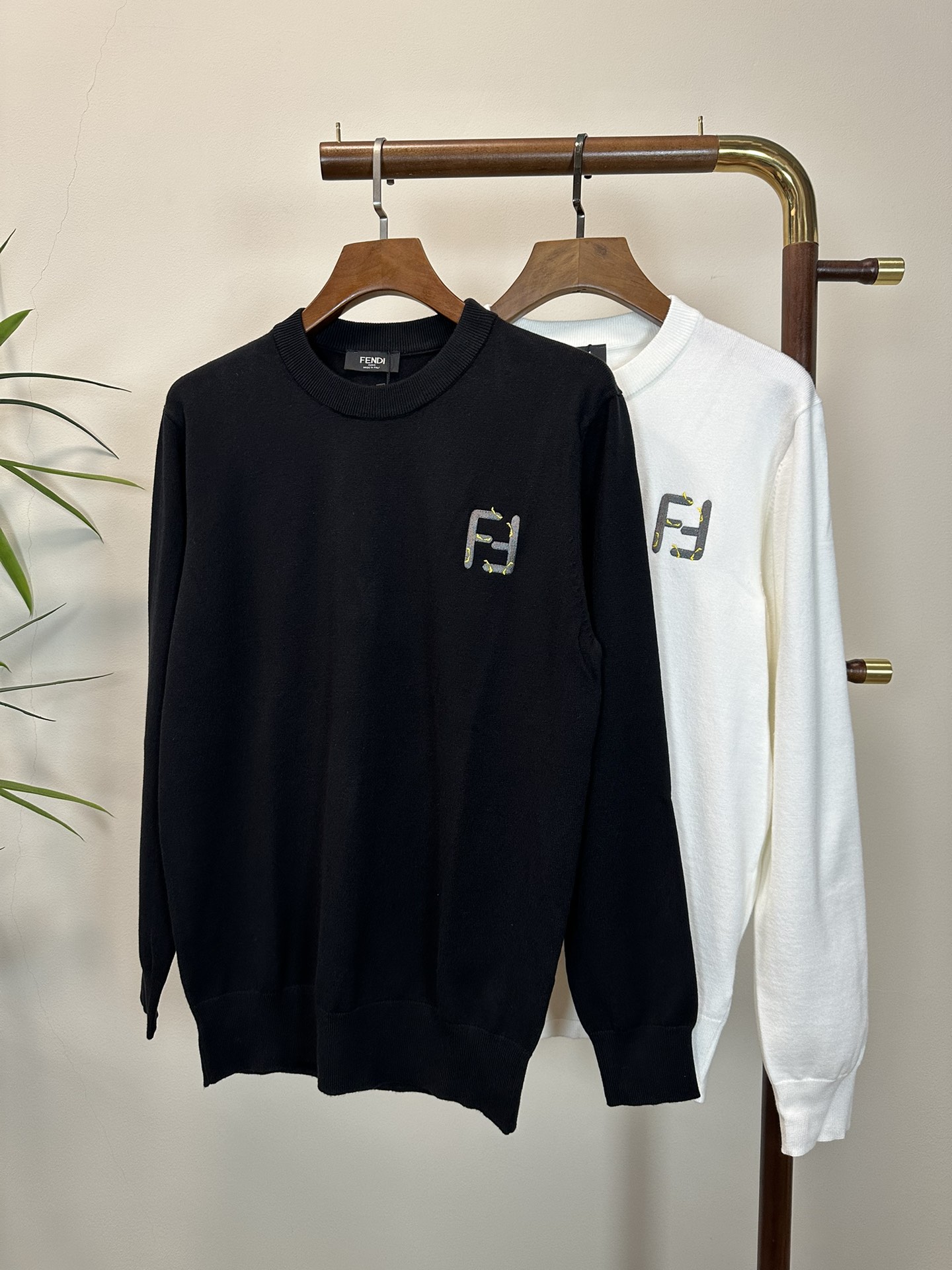 NO:514543,FD Fendi exclusively offers new fashion casual sweaters. Imported original technology fabrics are soft and comfortable, comfortable and breathable on the upper body, skin-friendly and not stubborn. They have a unique mixed and matched design style. Whether worn alone or matched, they are all versatile items, demonstrating the personality of young people, with extremely high grades and handsome upper body!  Color black white Number M-3XL, fendi,sweaters,alexander wang19860909FD 芬迪独家专供新品时尚休闲毛衣 进口原版科技面料,柔软舒适,上身舒适透气,亲肤不扎人,独特混搭设计风格,无论是单穿还是搭配,都是百搭单品,彰显了年轻人的个性,档次极高,上身帅气十足！ 颜色黑色 白色 码数M-3XL,,fendi,sweaters,alexander wang,Men's clothing