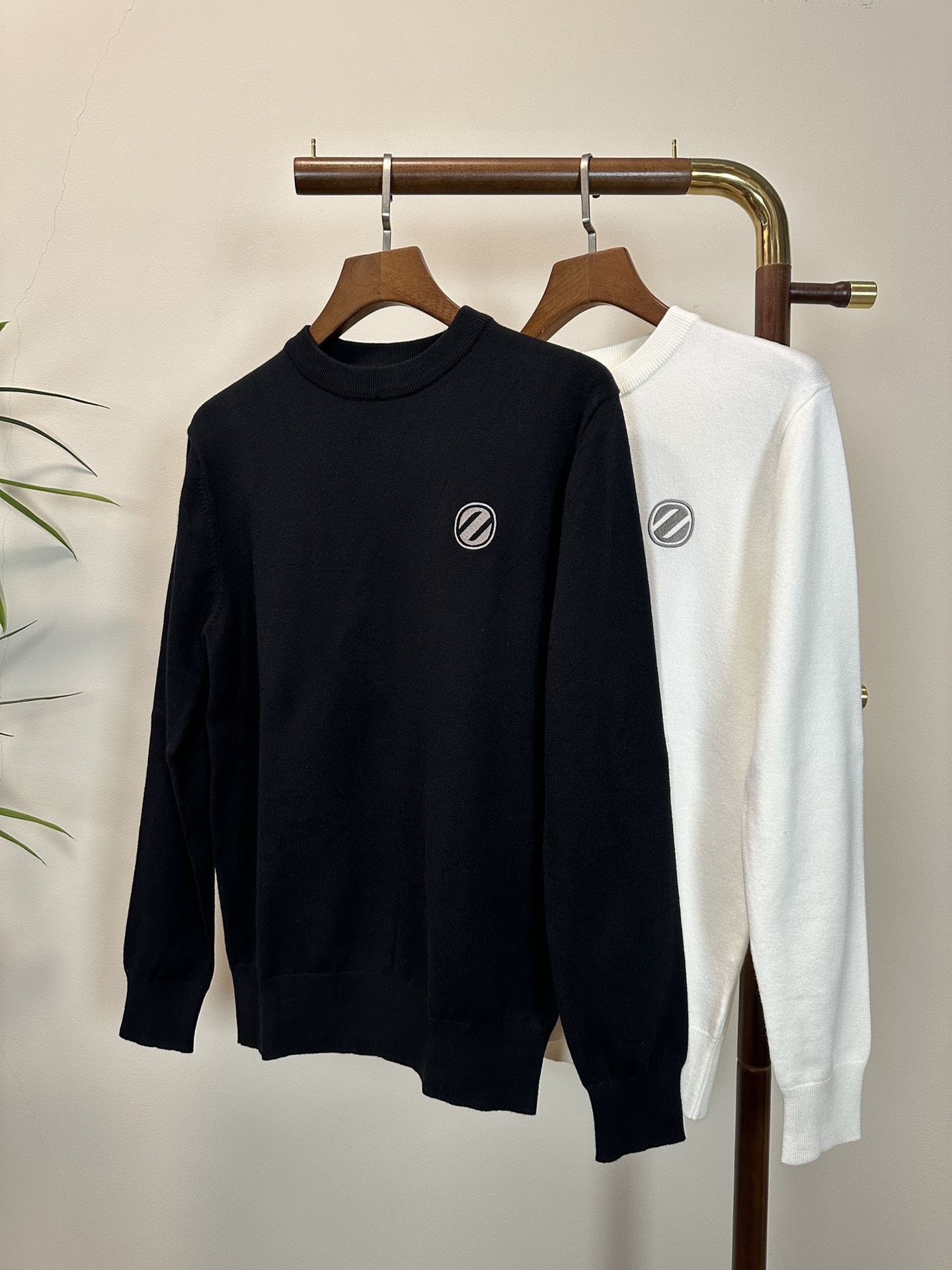 NO:514545,ZZ Jenia exclusively offers new fashion casual sweaters. Imported original technology fabrics are soft and comfortable, comfortable and breathable on the upper body, skin-friendly and not stubborn. They are unique mixed and matched design styles. Whether worn alone or matched, they are all versatile items, demonstrating the personality of young people, with extremely high grades and handsome upper body!  Color black white Number M-3XL, zegna, sweaters, alexander wang19860909ZZ 杰尼亚独家专供新品时尚休闲毛衣 进口原版科技面料,柔软舒适,上身舒适透气,亲肤不扎人,独特混搭设计风格,无论是单穿还是搭配,都是百搭单品,彰显了年轻人的个性,档次极高,上身帅气十足！ 颜色黑色 白色 码数M-3XL,,zegna,sweaters,alexander wang,Men's clothing