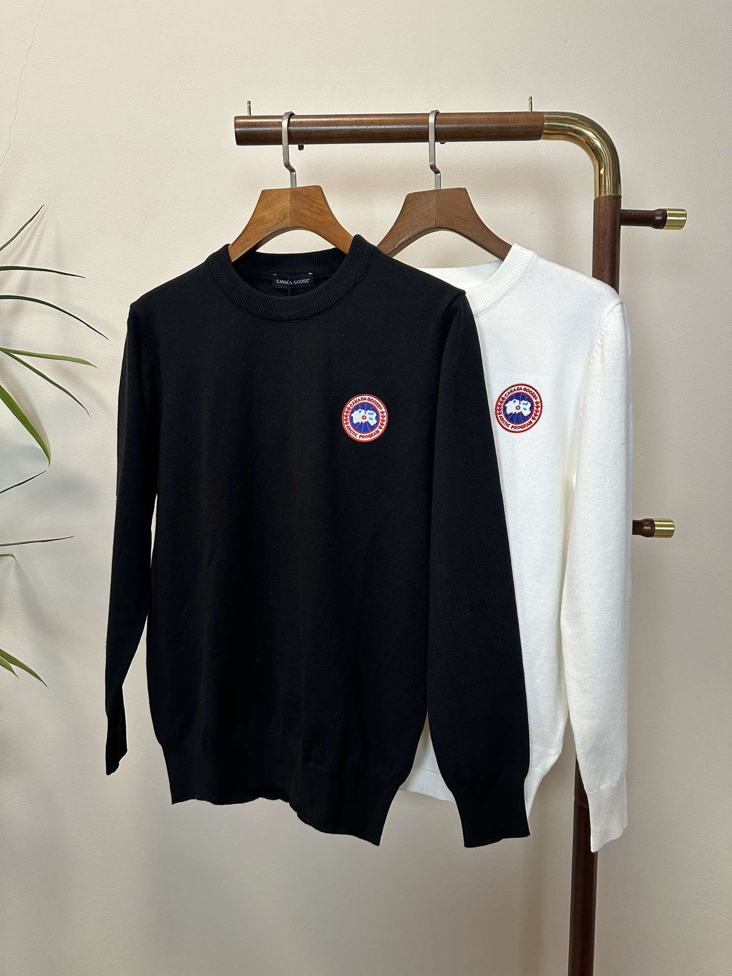 NO:514547,Big Goose exclusively offers new fashion casual sweaters. Imported original technology fabrics are soft and comfortable, comfortable and breathable on the upper body, skin-friendly and not stubborn. They have a unique mixed and matched design style. Whether worn alone or matched, they are all versatile items, demonstrating the personality of young people, with extremely high grades and a handsome upper body!  Color Black White Number M-3XL, Sweaters,alexander wang19860909大鹅独家专供新品时尚休闲毛衣 进口原版科技面料,柔软舒适,上身舒适透气,亲肤不扎人,独特混搭设计风格,无论是单穿还是搭配,都是百搭单品,彰显了年轻人的个性,档次极高,上身帅气十足！ 颜色 黑色 白色 码数M-3XL,,sweaters,alexander wang,Men's clothing