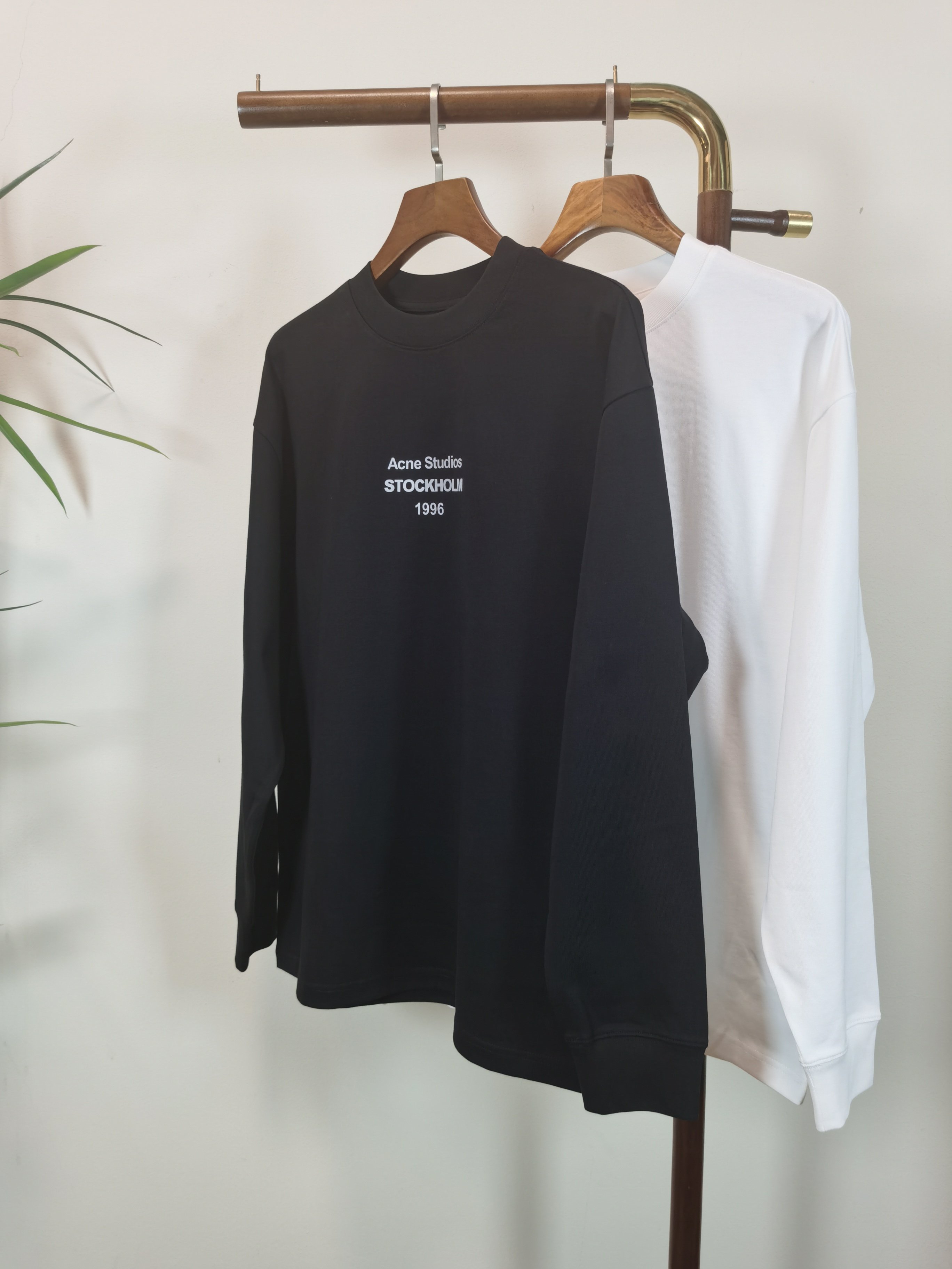 NO:514549,2025 new ACNE STUDIOS exclusively for new products. Men's round neck long-sleeved T-shirts are made of all materials. Soft and delicate. Basic base shirts are indispensable for men's wardrobe. They can be matched with various clothing anytime and anywhere to meet your daily needs. The clothes are very simple and very low-key. Dear, buy them quickly. Standard version. Color black and white. Number of numbers M-3XL, acne studios,dior,tees, t-shirt,alexander wang.198609092025新款ACNE STUDIOS 独家专供新品 男士圆领长袖T恤 采用全用料 柔软细腻 男人的衣柜都少不了基础打底衫 随时随地都可以拿来搭配各种服饰 满足您日常生活需求 ,衣服设计非常的简洁 ,很是低调的设计 亲们赶紧入手 标准版型 颜色黑色 白色 码数M-3XL,,acne studios,dior,tees，t-shirt,alexander wang,Men's clothing