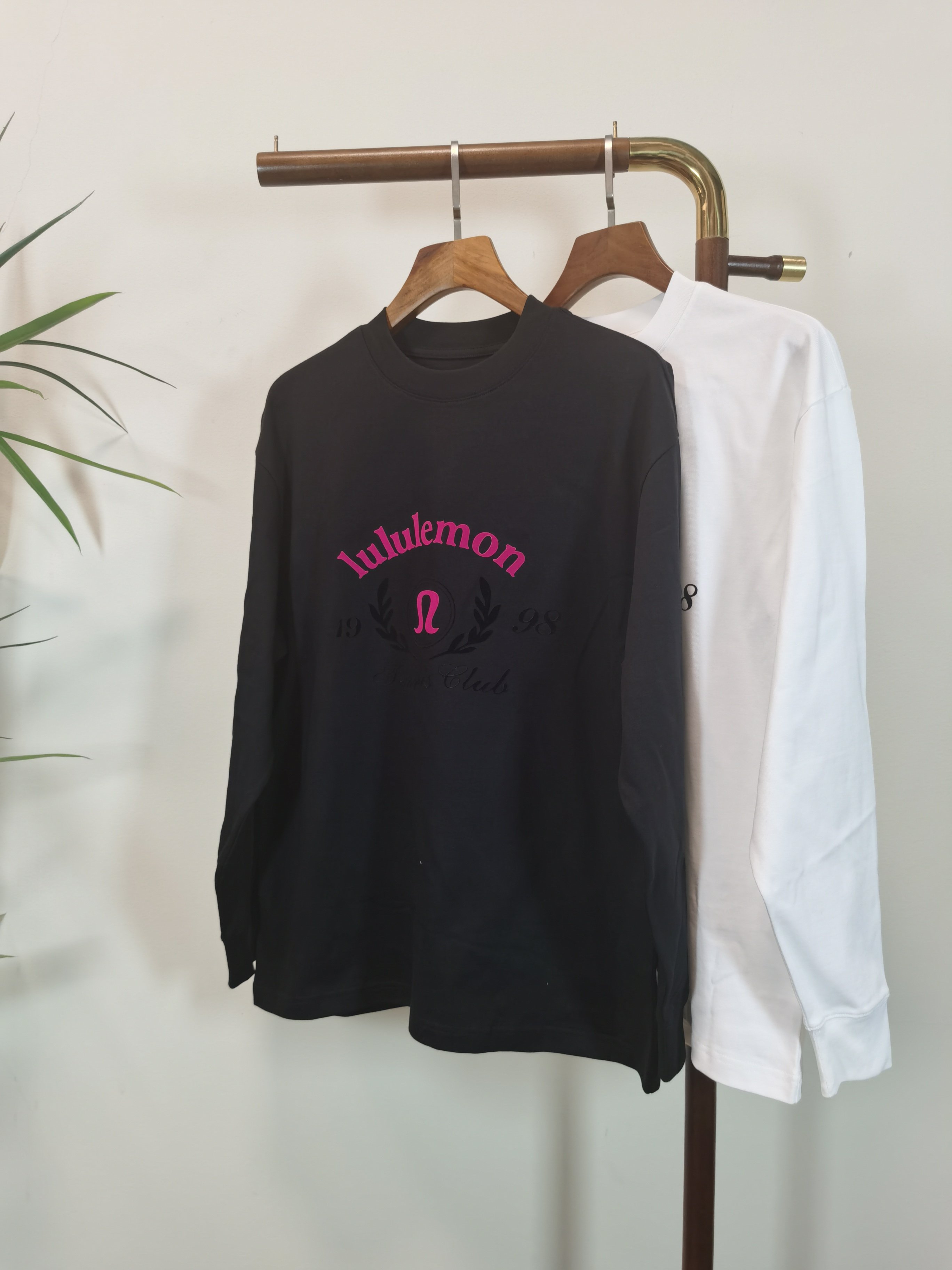 NO:514553,2025 new LULULEMON exclusively for new products. Men's round neck long-sleeved T-shirts are made of all materials. Soft and delicate. Basic base shirts are indispensable for men's wardrobe. They can be matched with various clothing anytime and anywhere to meet your daily needs. The clothes are very simple and very low-key. Dear, buy them quickly. Standard version. Color black and white. Number of numbers M-3XL,,tees, t-shirt, alexander wang.198609092025新款LULULEMON 独家专供新品 男士圆领长袖T恤 采用全用料 柔软细腻 男人的衣柜都少不了基础打底衫 随时随地都可以拿来搭配各种服饰 满足您日常生活需求 ,衣服设计非常的简洁 ,很是低调的设计 亲们赶紧入手 标准版型 颜色黑色 白色 码数M-3XL,,tees，t-shirt,alexander wang,Men's clothing