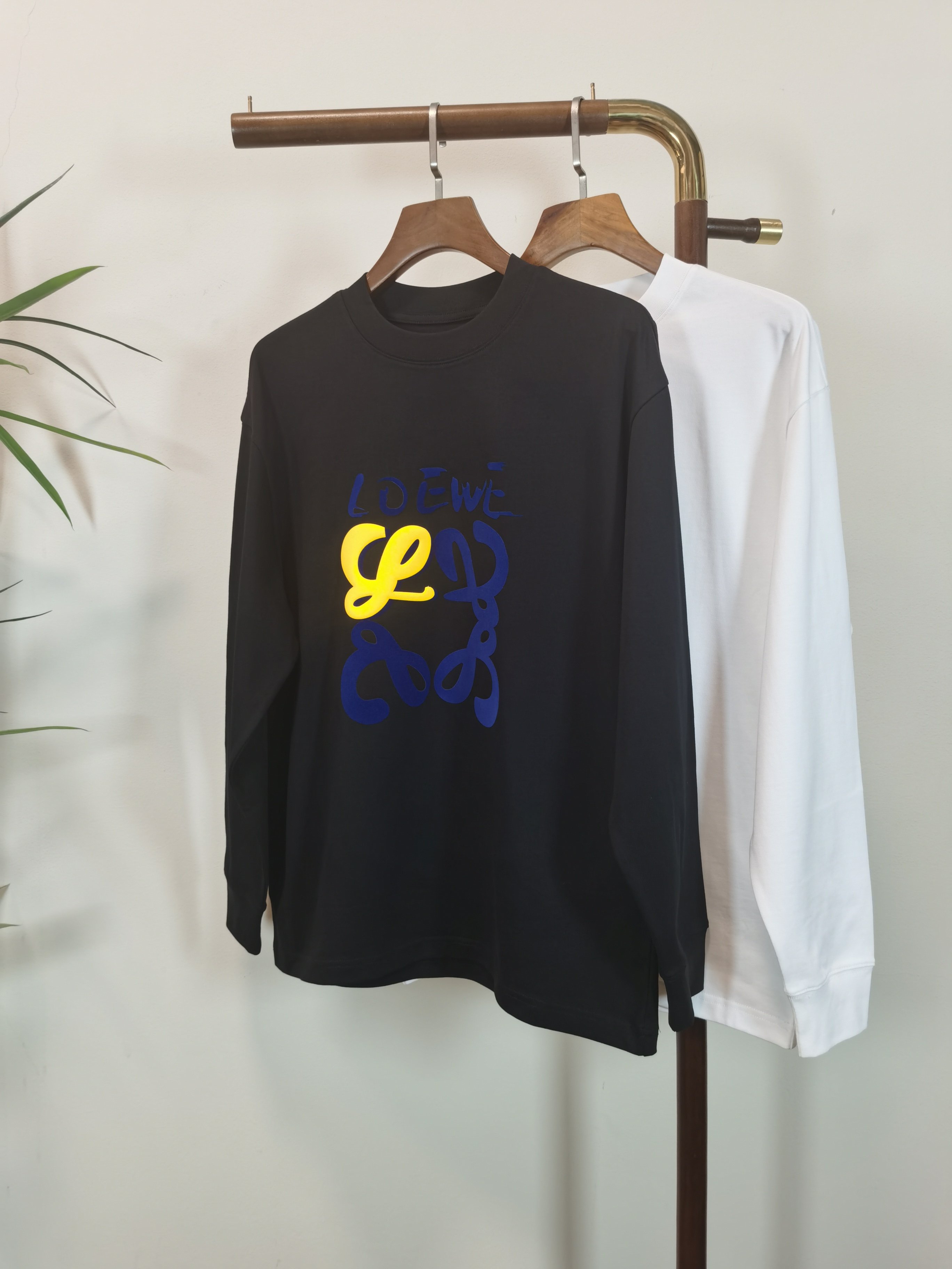 NO:515581,2025 new LOEWE is exclusively available for new products for men's round neck long-sleeved T-shirts, made of all materials, soft and delicate. Basic base shirts are indispensable for men's wardrobe. They can be matched with various clothing anytime and anywhere to meet your daily needs. The clothes are very simple and very low-key. Dear, buy them quickly. Standard style, color black and white. Number of numbers M-3XL,,loewe,loewe,tees,t-shirt,alexander wang198609092025新款LOEWE 罗意威独家专供新品 男士圆领长袖T恤 采用全用料 柔软细腻 男人的衣柜都少不了基础打底衫 随时随地都可以拿来搭配各种服饰 满足您日常生活需求 ,衣服设计非常的简洁 ,很是低调的设计 亲们赶紧入手 标准版型 颜色黑色 白色 码数M-3XL,,loewe,loewe,tees，t-shirt,alexander wang,Men's clothing