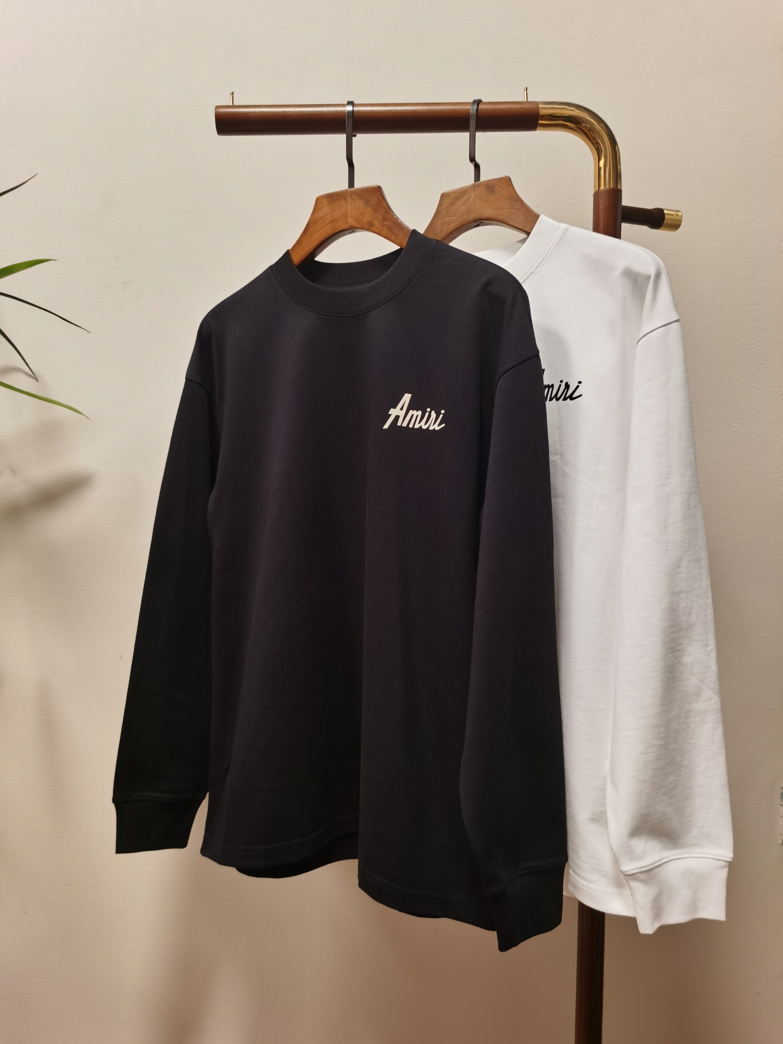 NO:515587,2025 new AMIRI exclusively available for new products. Men's round neck long-sleeved T-shirts are made of all materials. Soft and delicate. Basic base shirts are indispensable for men's wardrobe. They can be matched with various clothing anytime and anywhere to meet your daily needs. The clothes are very simple and low-key. Dear, buy them quickly. Standard version. Color black and white. Number of numbers M-3XL, amiri,tees, t-shirt, alexander wang.198609092025新款AMIRI独家专供新品 男士圆领长袖T恤 采用全用料 柔软细腻 男人的衣柜都少不了基础打底衫 随时随地都可以拿来搭配各种服饰 满足您日常生活需求 ,衣服设计非常的简洁 ,很是低调的设计 亲们赶紧入手 标准版型 颜色黑色 白色 码数M-3XL,,amiri,tees，t-shirt,alexander wang,Men's clothing