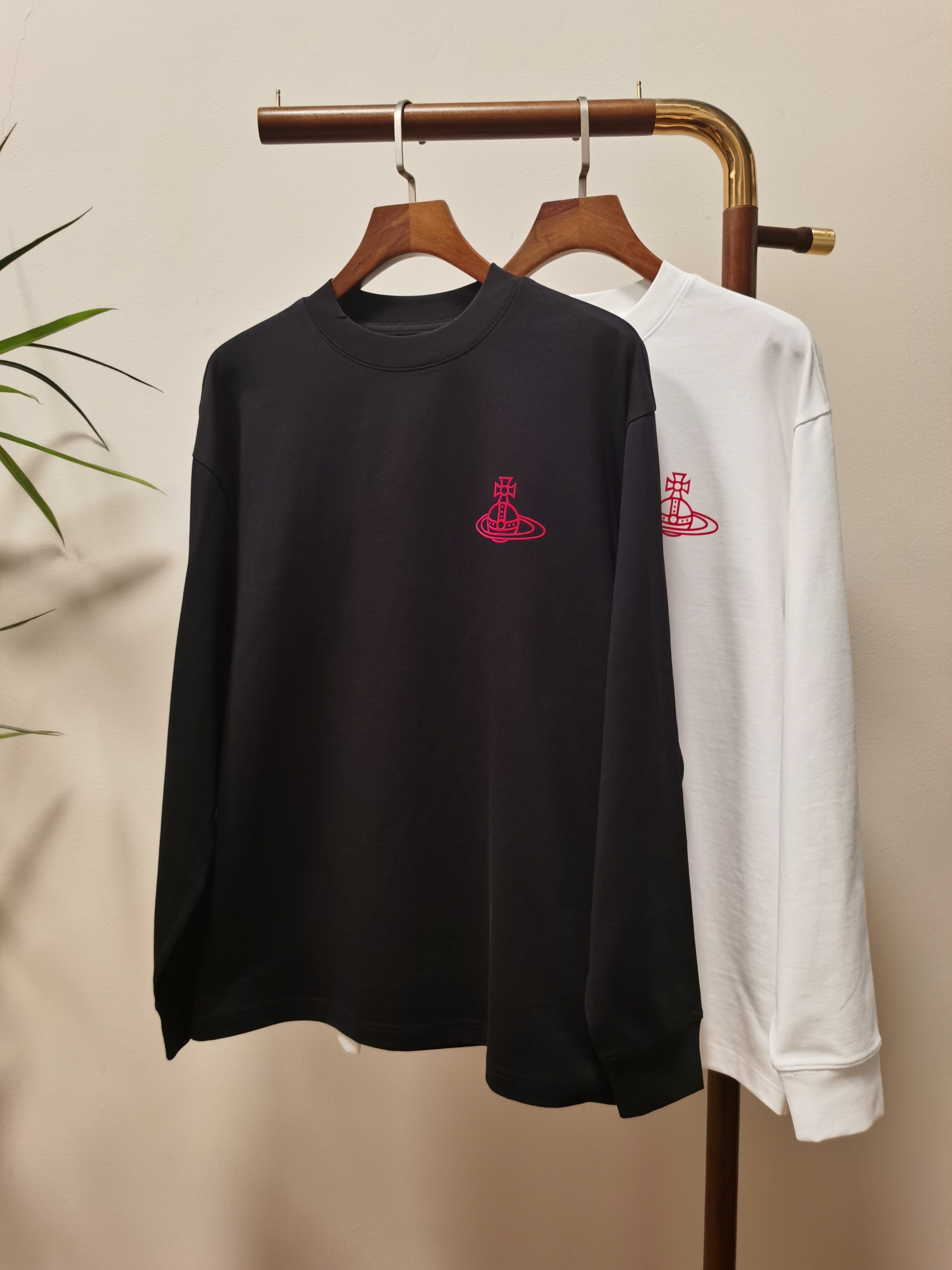 NO:515589,2025 new Queen Mother, Weiweian exclusively offers new products. Men's round neck long-sleeved T-shirts are made of cotton fabric. Soft and delicate. Basic base shirts are indispensable for men's wardrobe. They can be matched with various clothing anytime and anywhere to meet your daily needs. The clothes are very simple and very low-key. Dear, buy them quickly. Standard version. Color black and white. Number of numbers M-3XL,,tees, t-shirt, alexander wang.198609092025新款西太后 微微安独家专供新品 男士圆领长袖T恤 采用全棉面料 柔软细腻 男人的衣柜都少不了基础打底衫 随时随地都可以拿来搭配各种服饰 满足您日常生活需求 ,衣服设计非常的简洁 ,很是低调的设计 亲们赶紧入手 标准版型 颜色黑色 白色 码数M-3XL,,tees，t-shirt,alexander wang,Men's clothing