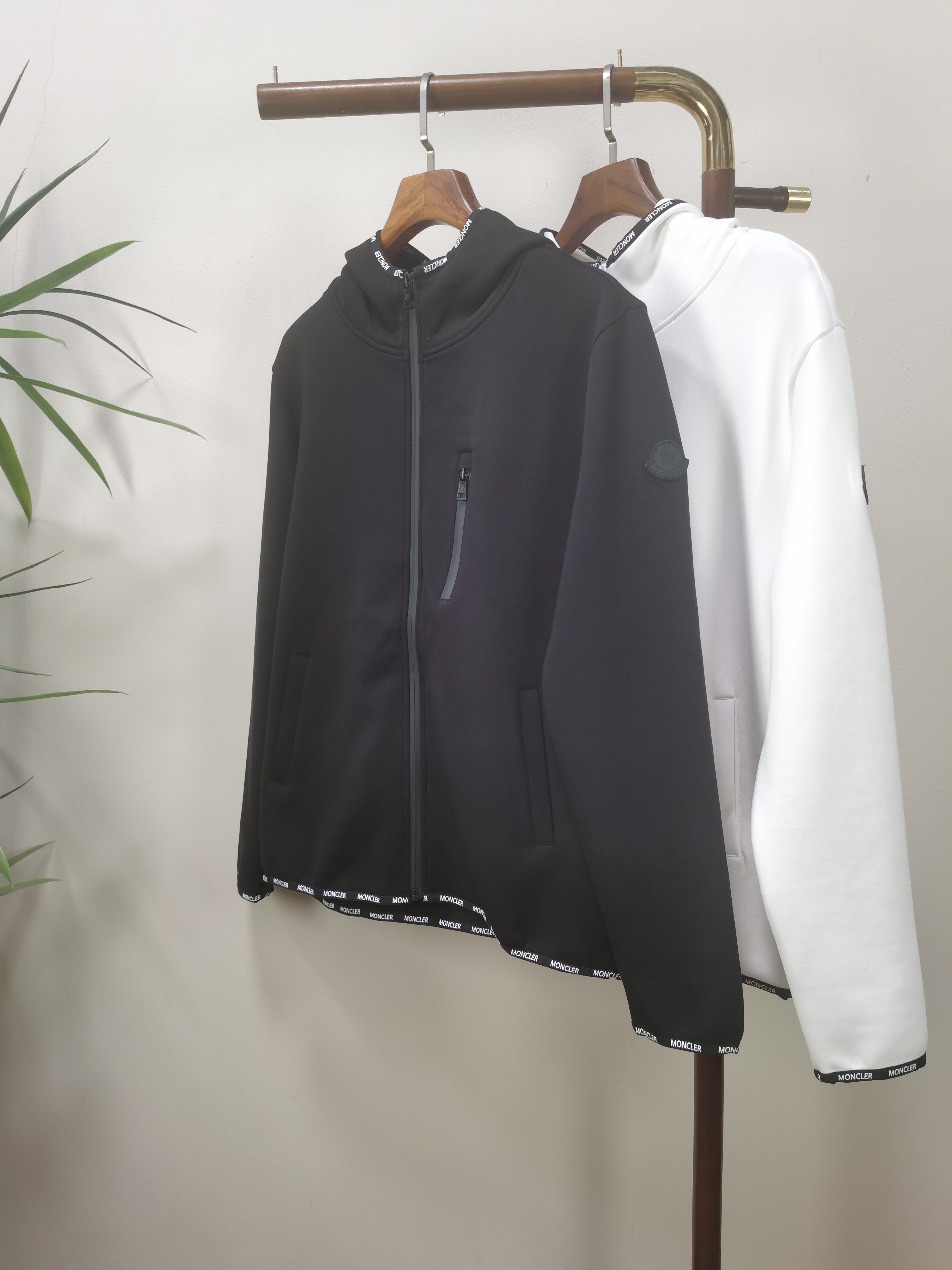 NO:514536,Counter [MONCLER] 2025ss new casual jacket!  The counter is synchronized. The details are exquisite and high-end, and the brand logo is full of high-end feel. The custom fabric shows more youthful and energetic. Customized high-end fabrics are crisp and stylish on the upper body, comfortable and not tight. The customized metal logo zipper is very classy, ​​and the clean and neat tailoring is full of urban style. Just wear it. It is the first choice for high-end fashion fashion people. The upper body effect is super good!  Color black white Number M-3XL, Jackets & coats,alexander wang19860909专柜【MONCLER】蒙**口 2025ss新款休闲外套！专柜同步.细节精致高级,品牌logo压胶高级感满满.定织面料更显年轻活力,定制高端面料,上身挺括有型,舒适不紧绷.定制金属logo拉链非常有档次,干净利落的剪裁都市风十足,穿上心情就好,高端潮流时尚人士首选,上身效果超级好看！ 颜色黑色 白色 码数M-3XL,,jackets & coats,alexander wang,Men's clothing