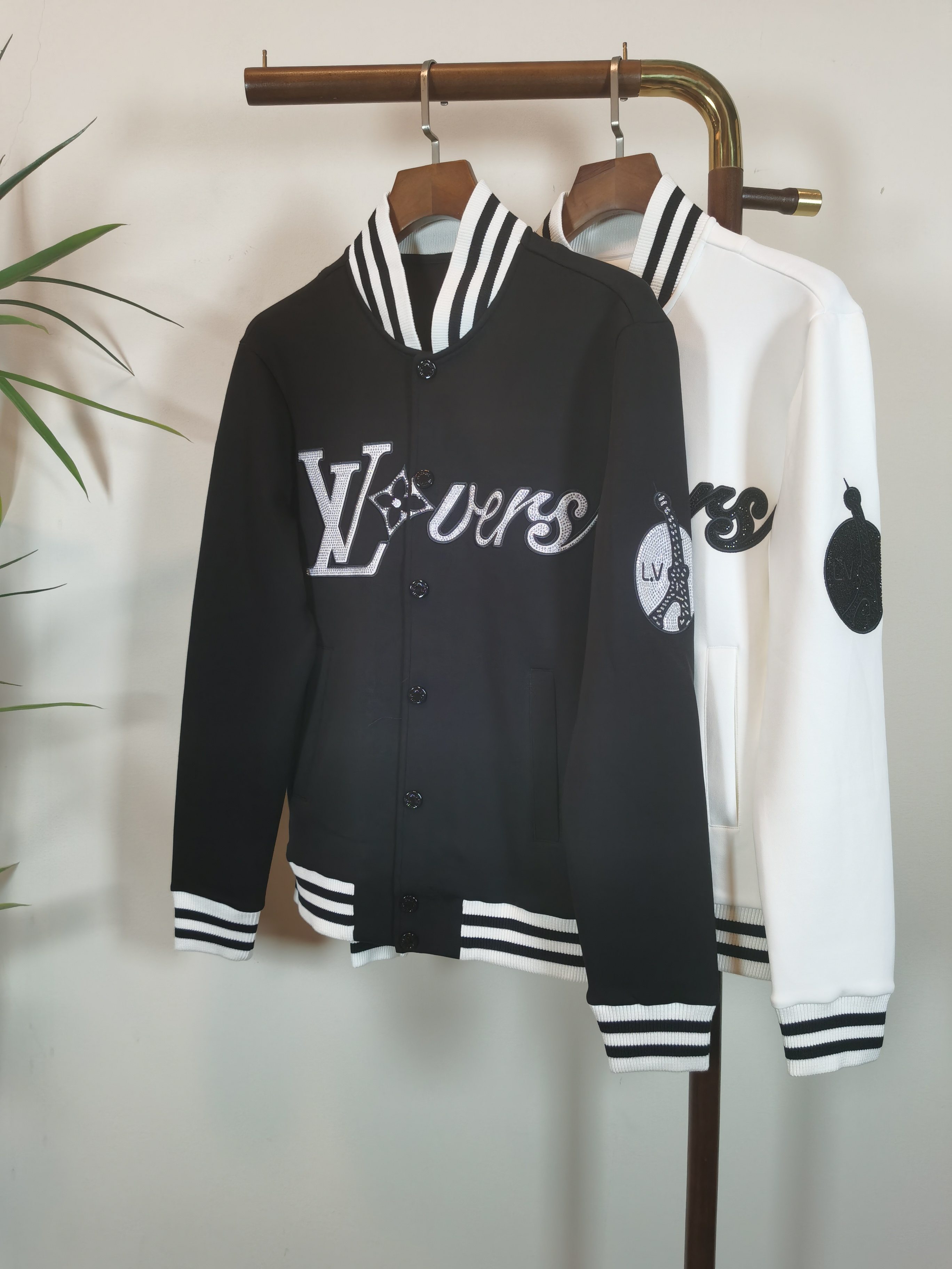 NO:538224,Counter [LV] Master made 2025 early autumn new casual jacket!  The counter is synchronized. The details are exquisite and high-end, and the brand logo is full of high-end feeling. The custom fabric shows more youthful and energetic. Custom high-end fabrics are crisp and stylish on the upper body, comfortable and not tight. The custom metal logo zipper is very classy, ​​and the clean and neat tailoring is full of urban style. Just wear it. It is the first choice for high-end fashion and fashionable people. The upper body effect is super good!  Color black white Number M-3XL, louis vuitton,jackets & coats,alexander wang19860909专柜【LV】 大师制作 2025早秋新款休闲外套！专柜同步.细节精致高级,品牌logo高级感满满.定织面料更显年轻活力,定制高端面料,上身挺括有型,舒适不紧绷.定制金属logo拉链非常有档次,干净利落的剪裁都市风十足,穿上心情就好,高端潮流时尚人士首选,上身效果超级好看！ 颜色黑色 白色 码数M-3XL,,louis vuitton,jackets & coats,alexander wang,Men's clothing