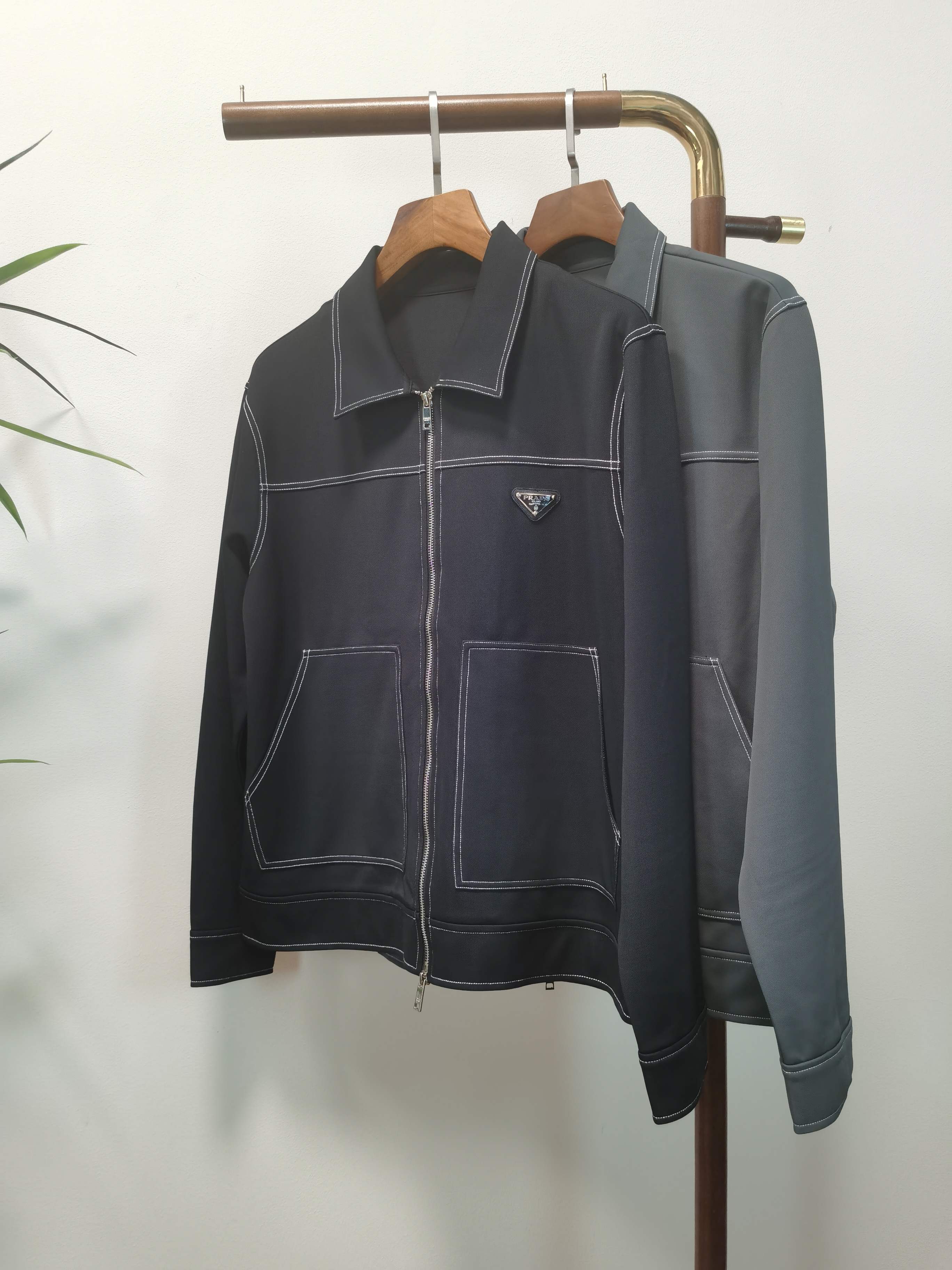 NO:514542,PRADA 2025 new jacket jacket!  This year's counter is authentic, handsome and cool for men, fashionable and urban versatile style, specially equipped with customized fabrics, which are not a product that can be compared with ordinary fabrics. A very charming design with very intimate details. It is very difficult to make such a textured fabric. It is a very technical one. Details determine the high-end. The minimalist design elements of the season, a must-have item for trendy men, and a perfect version. It is highly recommended!  Color. Black Starry Grey Size m-3xl,,prada,jackets & coats,jackets & coats,alexander wang19860909PRADA 2025新款 夹克外套！今年的专柜正品,男士帅酷爆款 时尚都市百搭款,特供定制面料,不是一般面料所能对比的产品.非常极具魅力的设计,细节非常到位,这么有质感面料做出来非常有难度,要非常讲究技术的一款,细节决定高端.极简当季的设计元素,潮男必备单品,完美版型,强烈推荐！ 颜色.黑色 星空灰 尺码m-3xl,,prada,jackets & coats,jackets & coats,alexander wang,Men's clothing