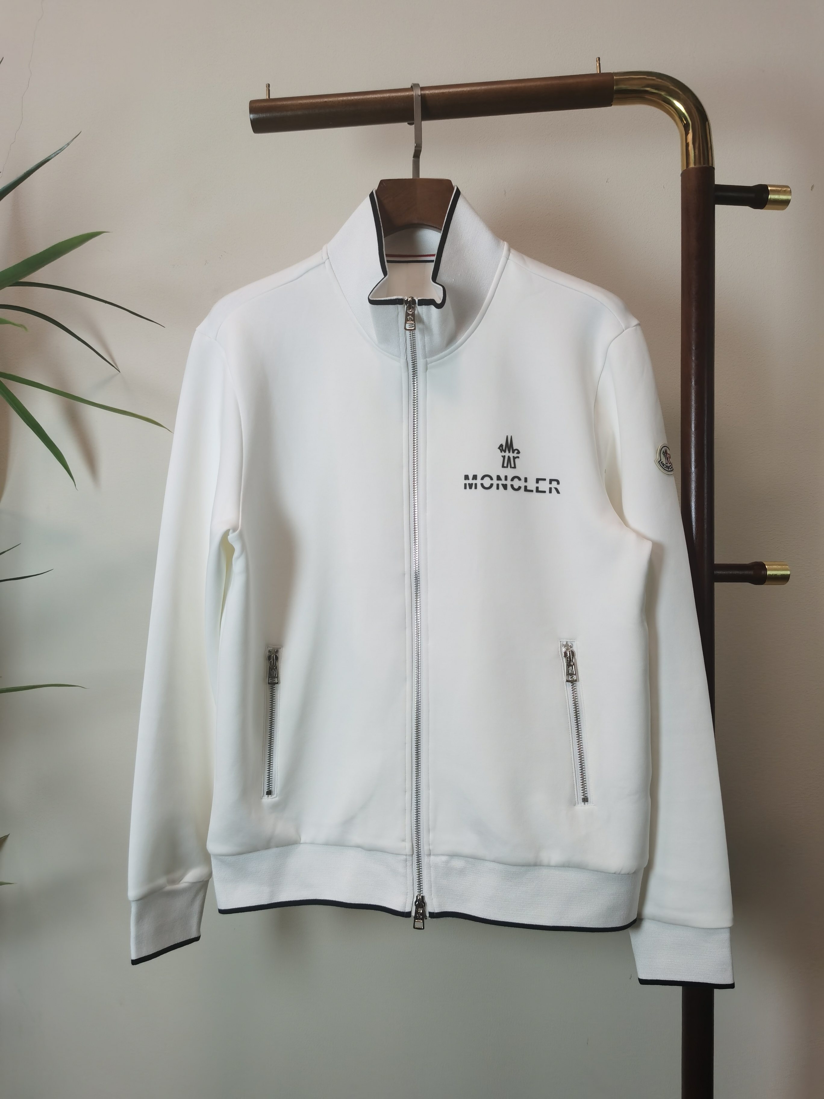 NO:514544,Counter [MONCLER] 2025ss new casual jacket!  The counter is synchronized. The details are exquisite and high-end, and the brand logo is full of high-end feel. The custom fabric shows more youthful and energetic. Customized high-end fabrics are crisp and stylish on the upper body, comfortable and not tight. The customized metal logo zipper is very classy, ​​and the clean and neat tailoring is full of urban style. Just wear it. It is the first choice for high-end fashion fashion people. The upper body effect is super good!  Color white code number M-3XL, jackets & coats,alexander wang19860909专柜【MONCLER】蒙**口 2025ss新款休闲外套！专柜同步.细节精致高级,品牌logo压胶高级感满满.定织面料更显年轻活力,定制高端面料,上身挺括有型,舒适不紧绷.定制金属logo拉链非常有档次,干净利落的剪裁都市风十足,穿上心情就好,高端潮流时尚人士首选,上身效果超级好看！ 颜色白色 码数M-3XL,,jackets & coats,alexander wang,Men's clothing