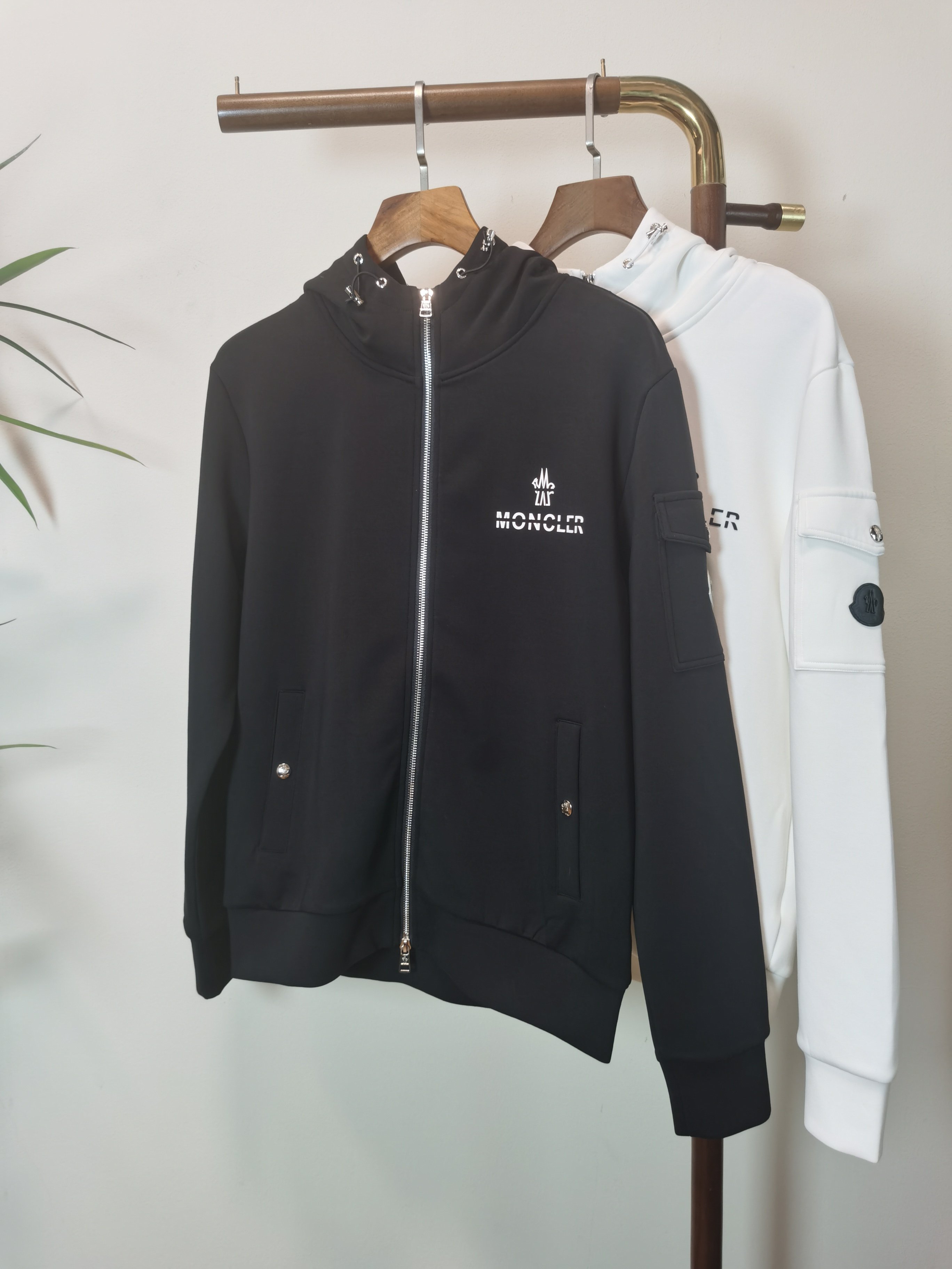 NO:550721,Counter [MONCLER] 2025ss new casual jacket!  The counter is synchronized. The details are exquisite and high-end, and the brand logo is full of high-end feel. The custom fabric shows more youthful and energetic. Customized high-end fabrics are crisp and stylish on the upper body, comfortable and not tight. The customized metal logo zipper is very classy, ​​and the clean and neat tailoring is full of urban style. Just wear it. It is the first choice for high-end fashion fashion people. The upper body effect is super good!  Color black white Number M-3XL, Jackets & coats,alexander wang19860909专柜【MONCLER】蒙**口 2025ss新款休闲外套！专柜同步.细节精致高级,品牌logo压胶高级感满满.定织面料更显年轻活力,定制高端面料,上身挺括有型,舒适不紧绷.定制金属logo拉链非常有档次,干净利落的剪裁都市风十足,穿上心情就好,高端潮流时尚人士首选,上身效果超级好看！ 颜色黑色 白色 码数M-3XL,,jackets & coats,alexander wang,Men's clothing