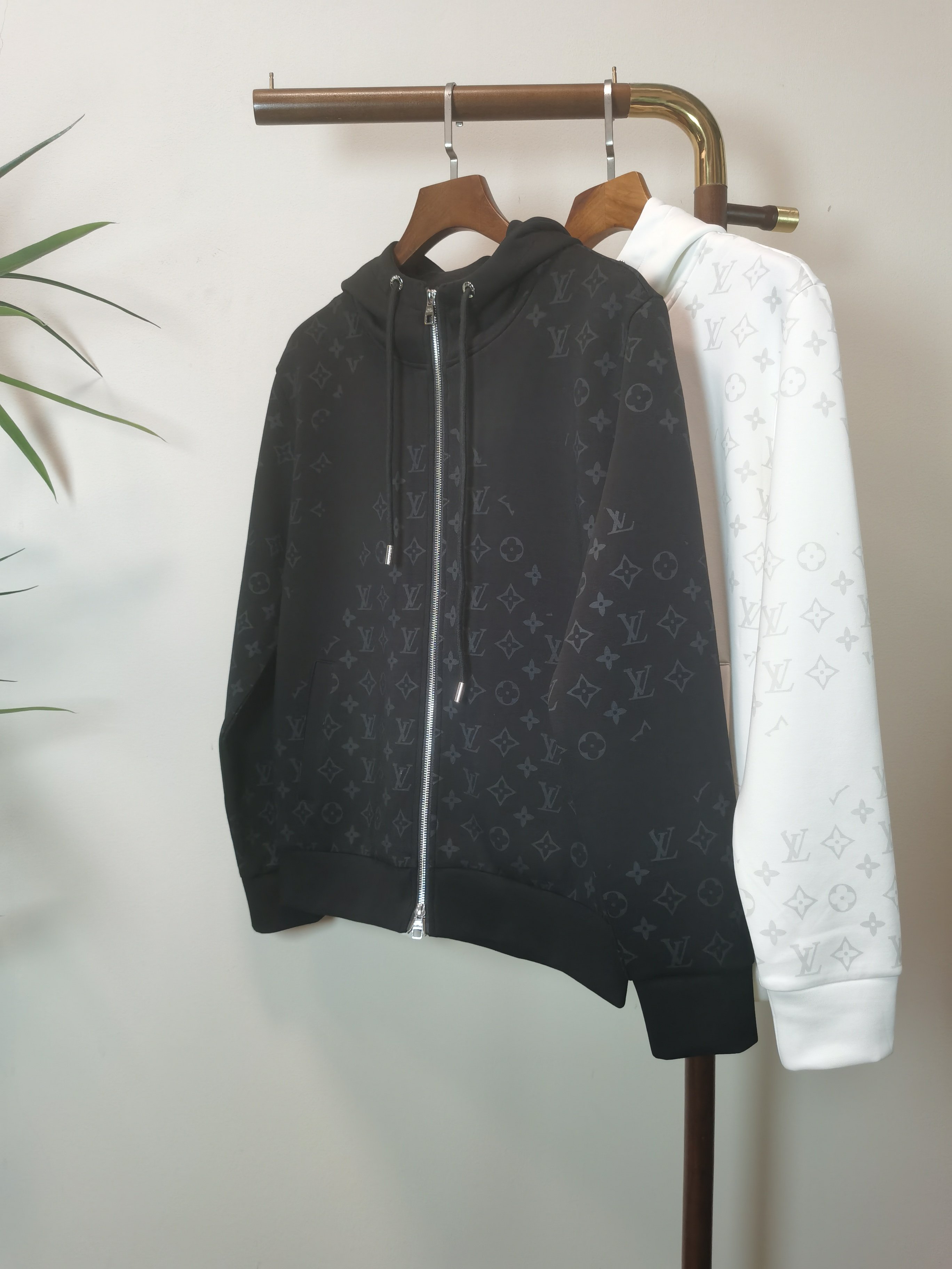 NO:514548,Counter [LV] Master made 2025 early autumn new casual jacket!  The counter is synchronized. The details are exquisite and high-end, and the brand logo is full of high-end feeling. The custom fabric shows more youthful and energetic. Custom high-end fabrics are crisp and stylish on the upper body, comfortable and not tight. The custom metal logo zipper is very classy, ​​and the clean and neat tailoring is full of urban style. Just wear it. It is the first choice for high-end fashion and fashionable people. The upper body effect is super good!  Color black white Number M-3XL, louis vuitton,jackets & coats,alexander wang19860909专柜【LV】 大师制作 2025早秋新款休闲外套！专柜同步.细节精致高级,品牌logo高级感满满.定织面料更显年轻活力,定制高端面料,上身挺括有型,舒适不紧绷.定制金属logo拉链非常有档次,干净利落的剪裁都市风十足,穿上心情就好,高端潮流时尚人士首选,上身效果超级好看！ 颜色黑色 白色 码数M-3XL,,louis vuitton,jackets & coats,alexander wang,Men's clothing