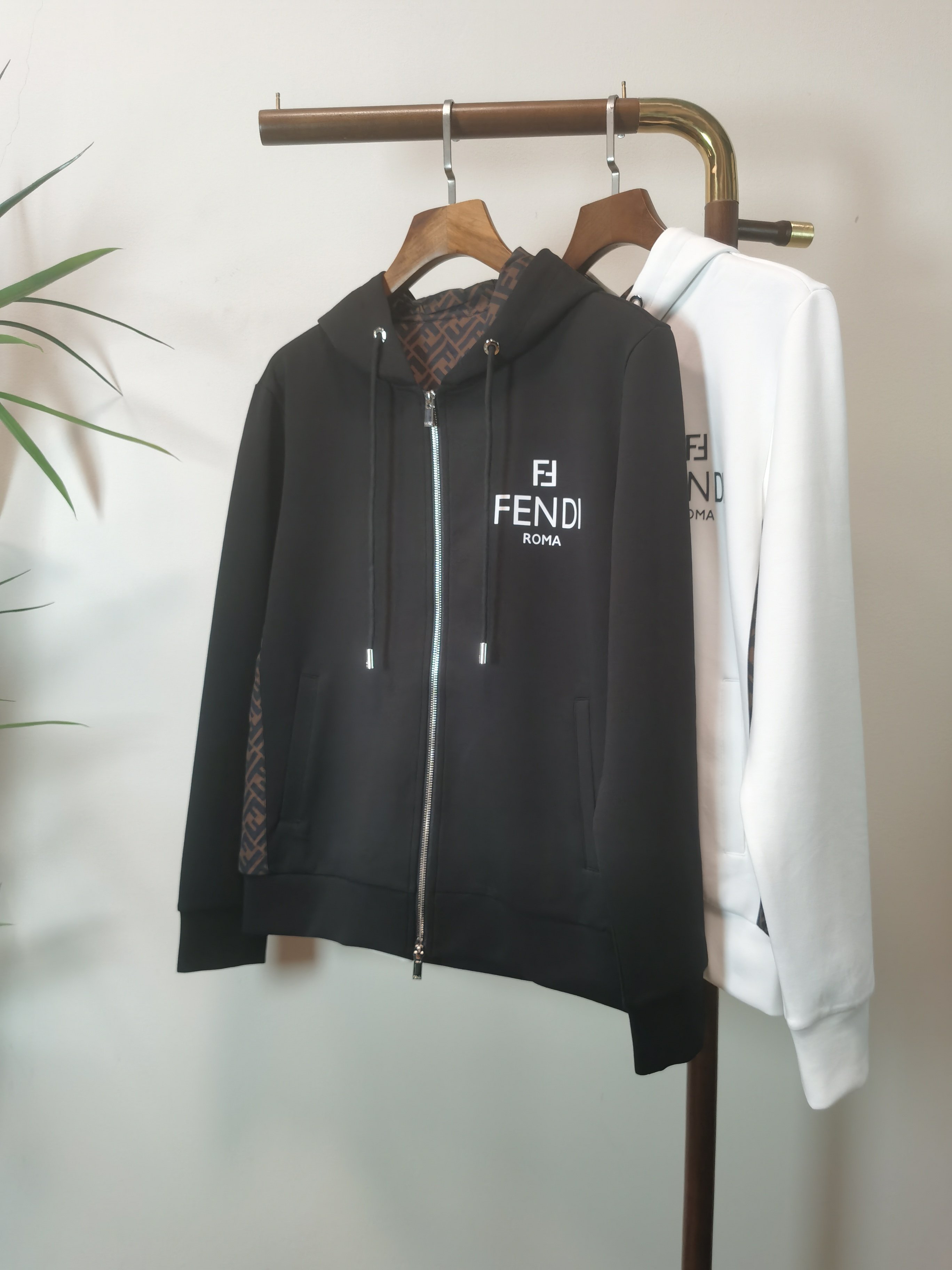 NO:514550,Counter [FENDI] Master made 2025 early autumn new casual jacket!  The counter is synchronized. The details are exquisite and high-end, and the brand logo is full of high-end feeling. The custom fabric shows more youthful and energetic. Custom high-end fabrics are crisp and stylish on the upper body, comfortable and not tight. The custom metal logo zipper is very classy, ​​and the clean and neat tailoring is full of urban style. Just wear it. It is the first choice for high-end fashion and fashionable people. The upper body effect is super good!  Color black white Number M-3XL, fendi, jackets & coats, alexander wang19860909专柜【FENDI】 大师制作 2025早秋新款休闲外套！专柜同步.细节精致高级,品牌logo高级感满满.定织面料更显年轻活力,定制高端面料,上身挺括有型,舒适不紧绷.定制金属logo拉链非常有档次,干净利落的剪裁都市风十足,穿上心情就好,高端潮流时尚人士首选,上身效果超级好看！ 颜色黑色 白色 码数M-3XL,,fendi,jackets & coats,alexander wang,Men's clothing