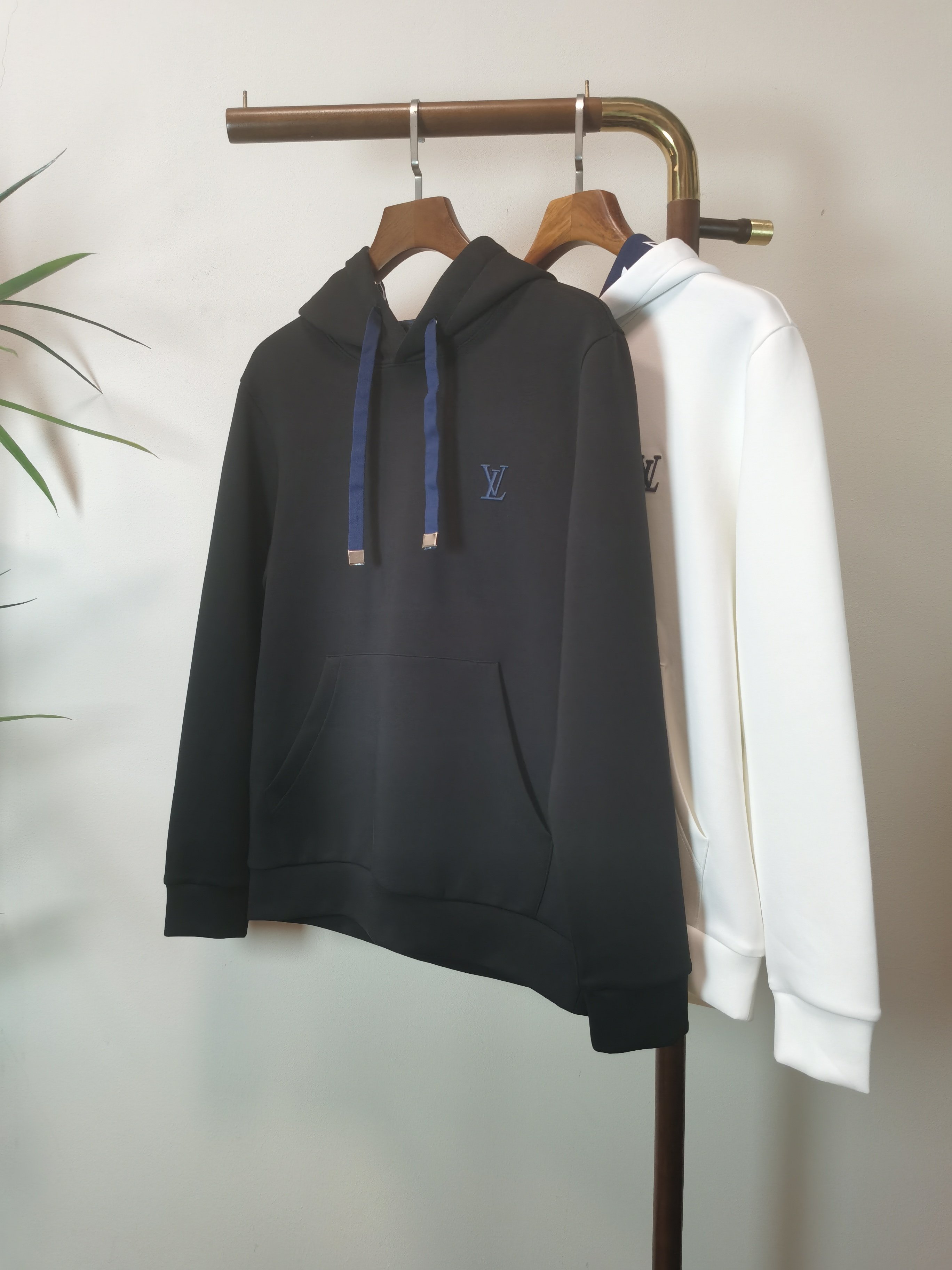 NO:514552,Counter [LV] Master made 2025 early autumn new casual sweatshirt!  The counter is synchronized. The details are exquisite and high-end, and the brand logo is full of high-end feeling. The fixed-woven fabric is more youthful and energetic. Customized high-end fabrics are crisp and stylish on the upper body, comfortable and not tight. Very classy, ​​with a clean and neat tailoring, full of urban style, and it is good to wear it. The first choice for high-end fashion fashion people, and the upper body effect is super good!  Color black white Number M-3XL, louis vuitton,hoodie,sweatshirts,alexander wang19860909专柜【LV】 大师制作 2025早秋新款休闲卫衣！专柜同步.细节精致高级,品牌logo高级感满满.定织面料更显年轻活力,定制高端面料,上身挺括有型,舒适不紧绷.非常有档次,干净利落的剪裁都市风十足,穿上心情就好,高端潮流时尚人士首选,上身效果超级好看！ 颜色黑色 白色 码数M-3XL,,louis vuitton,hoodie,sweatshirts,alexander wang,Men's clothing