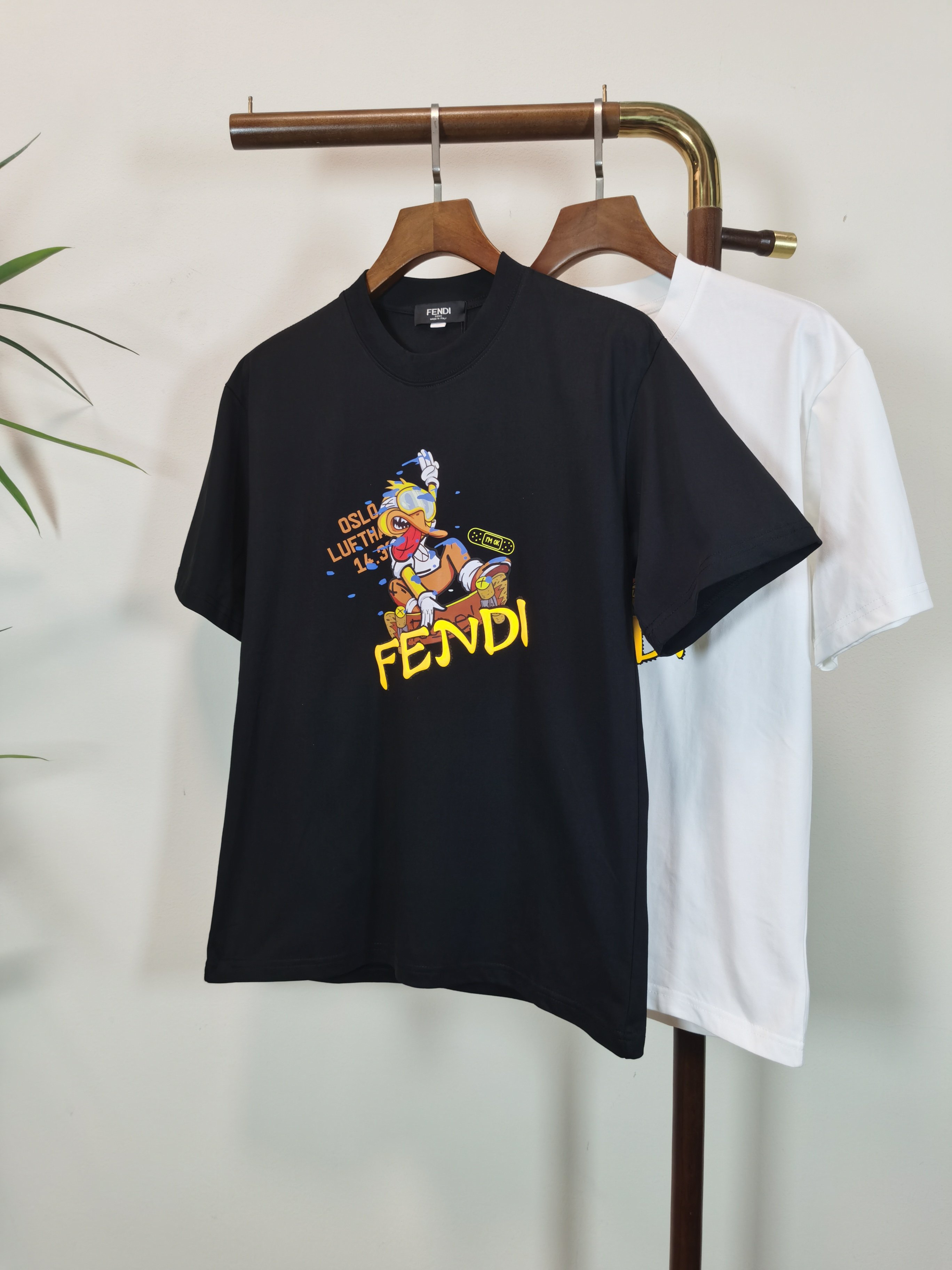 NO:514555,FENDI 2025 new round neck short-sleeved T-shirt high-end version!  Customized fabrics for counters are breathable and comfortable, with impeccable details, and the brand element design concept reflects high quality. The feel is delicate and soft!  It is casually cut, with a great upper body style!  Color black white Number M-4XL, fendi, fendi, T-shirt, tees, t-shirt, alexander wang19860909FENDI 芬迪2025新款 圆领 短袖 T恤 高端版本！专柜定制面料 透气舒适度高,细节无可挑剔,品牌元素设计理念,体现高品质.手感细腻柔软！呈现休闲裁剪,上身版型超赞！ 颜色黑色 白色 码数M-4XL,,fendi,fendi,T-shirt,tees，t-shirt,alexander wang,Men's clothing