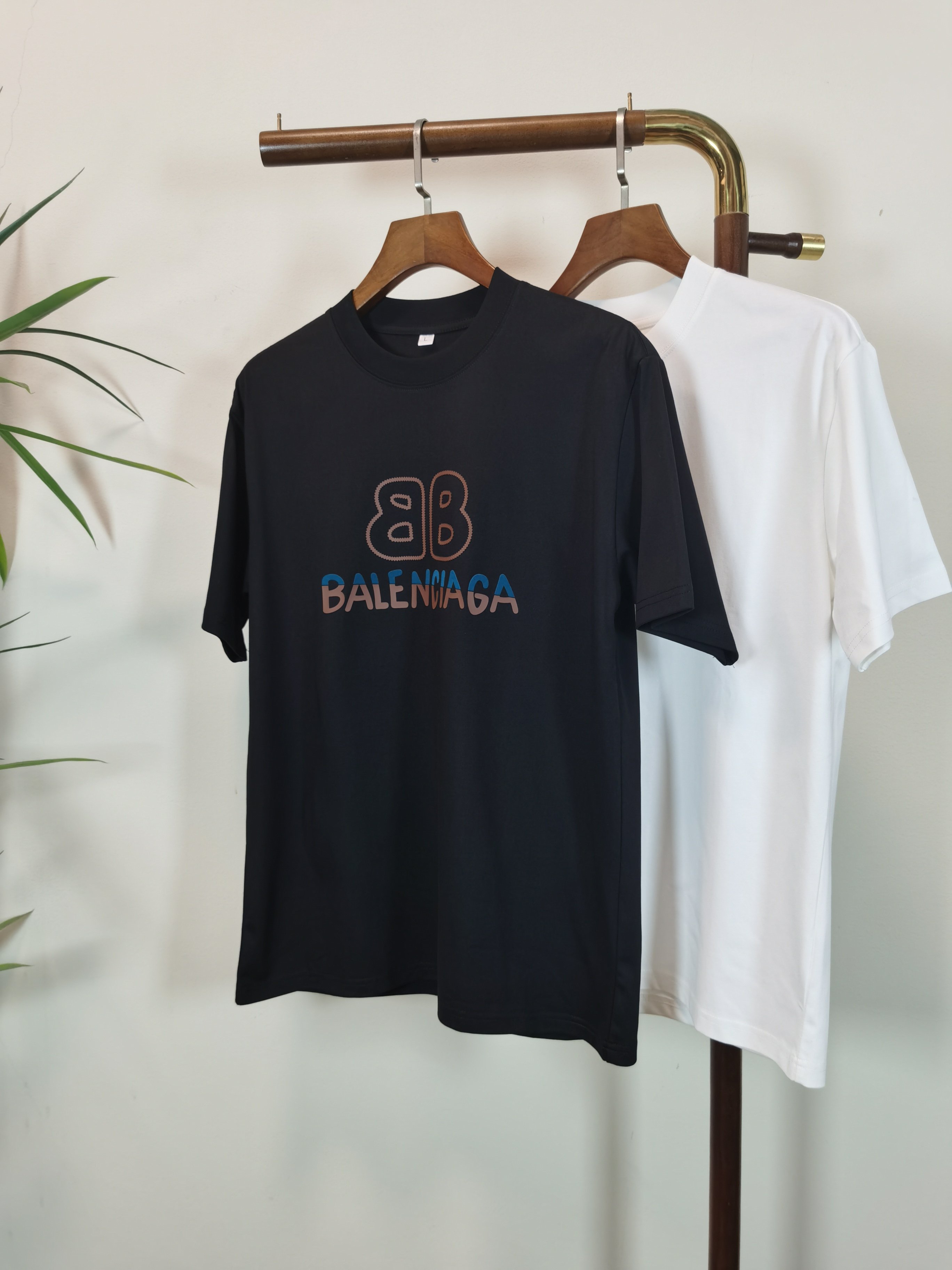 NO:514554,BALENCIAGA 2025 new round neck short-sleeved T-shirt high-end version!  Customized fabrics for counters are breathable and comfortable, with impeccable details, and the brand element design concept reflects high quality. The feel is delicate and soft!  It is casually cut, with a great upper body style!  Color Black White Number M-4XL, balenciaga, balenciaga, T-shirt,tees, t-shirt,alexander wang19860909BALENCIAGA 巴黎世家 2025新款 圆领 短袖 T恤 高端版本！专柜定制面料 透气舒适度高,细节无可挑剔,品牌元素设计理念,体现高品质.手感细腻柔软！呈现休闲裁剪,上身版型超赞！ 颜色 黑色 白色 码数M-4XL,,balenciaga,balenciaga,T-shirt,tees，t-shirt,alexander wang,Men's clothing