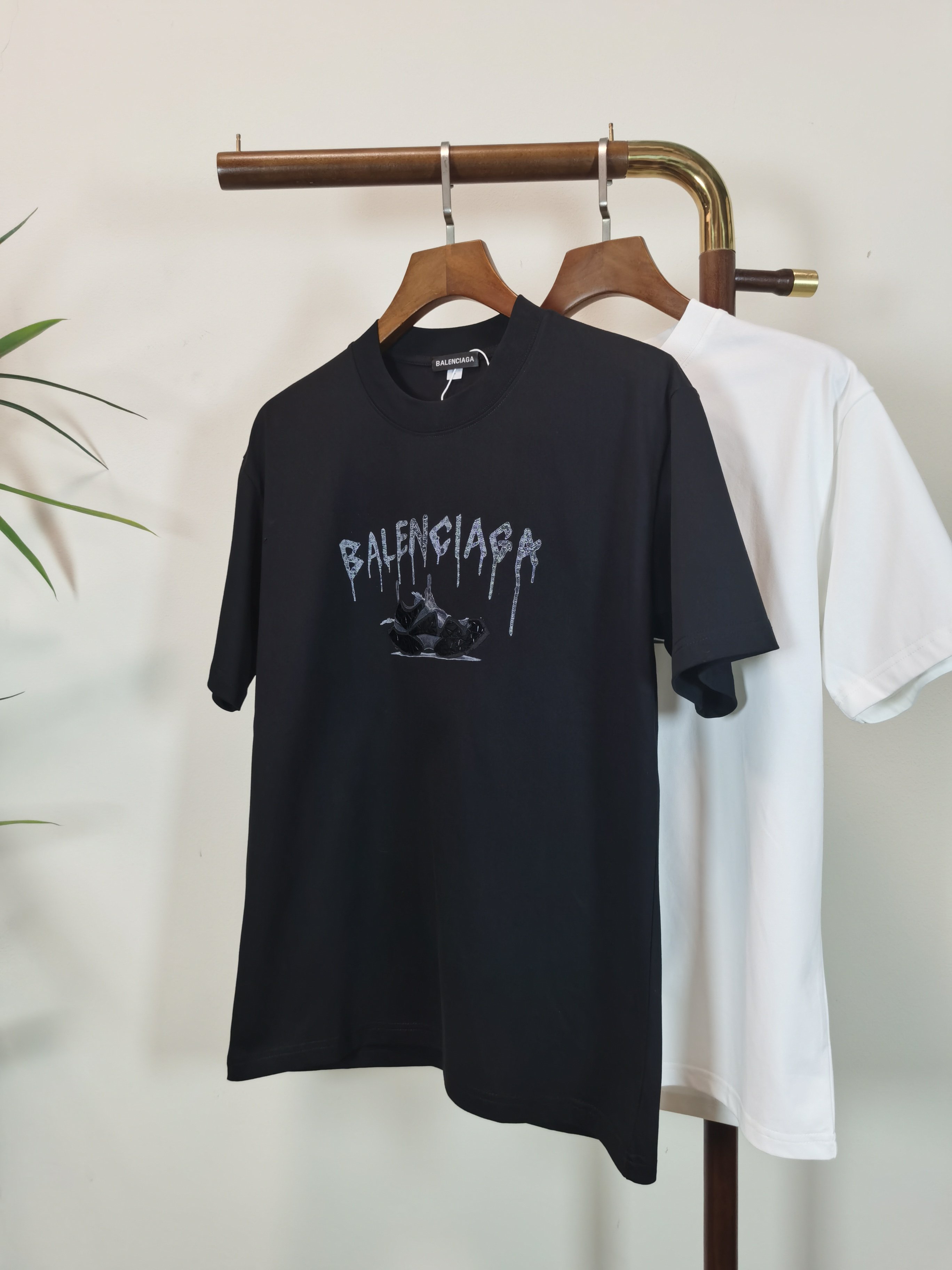 NO:514561,BALENCIAGA 2025 new round neck short-sleeved T-shirt high-end version!  Customized fabrics for counters are breathable and comfortable, with impeccable details, and the brand element design concept reflects high quality. The feel is delicate and soft!  It is casually cut, with a great upper body style!  Color black white Number M-4XL, balenciaga, balenciaga, T-shirt,tees, t-shirt,alexander wang19860909BALENCIAGA 巴黎世家 2025新款 圆领 短袖 T恤 高端版本！专柜定制面料 透气舒适度高,细节无可挑剔,品牌元素设计理念,体现高品质.手感细腻柔软！呈现休闲裁剪,上身版型超赞！ 颜色黑色 白色 码数M-4XL,,balenciaga,balenciaga,T-shirt,tees，t-shirt,alexander wang,Men's clothing