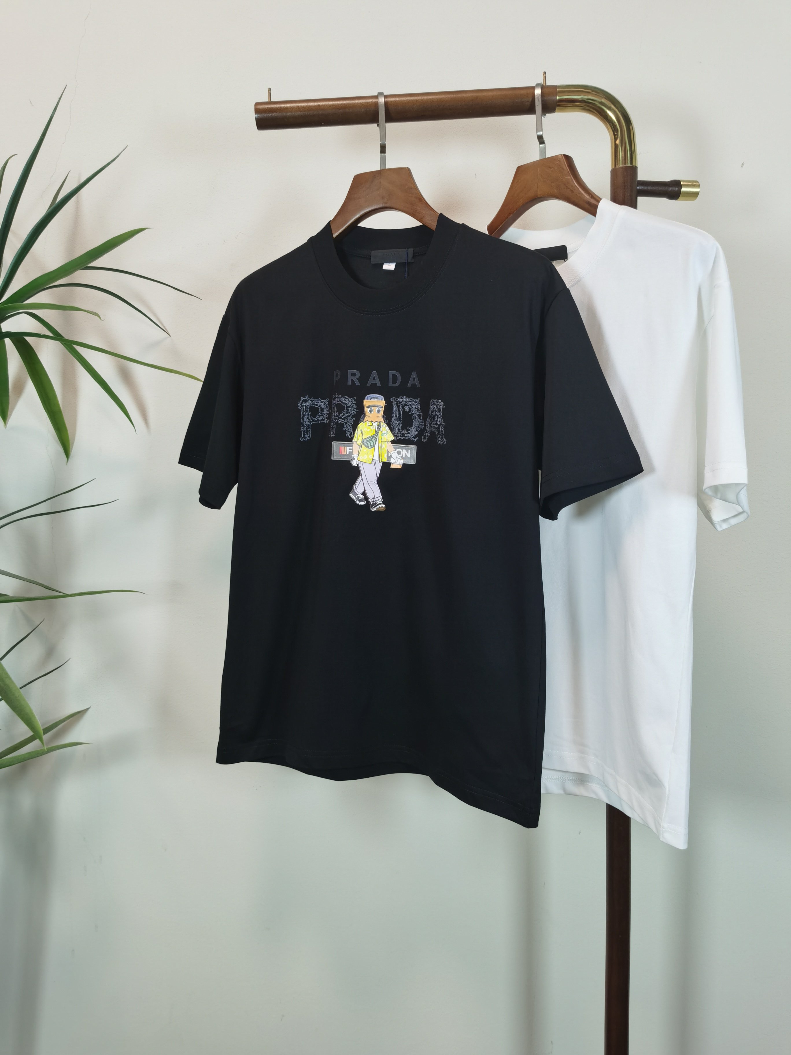 NO:514558,PRADA 2025 new round neck short-sleeved T-shirt high-end version!  Customized fabrics for counters are breathable and comfortable, with impeccable details, and the brand element design concept reflects high quality. The feel is delicate and soft!  It is casually cut, with a great upper body style!  Color black white Number M-4XL, prada, prada, T-shirt,tees, t-shirt,alexander wang19860909PRADA普拉达 2025新款 圆领 短袖 T恤 高端版本！专柜定制面料 透气舒适度高,细节无可挑剔,品牌元素设计理念,体现高品质.手感细腻柔软！呈现休闲裁剪,上身版型超赞！ 颜色黑色 白色 码数M-4XL,,prada,prada,T-shirt,tees，t-shirt,alexander wang,Men's clothing