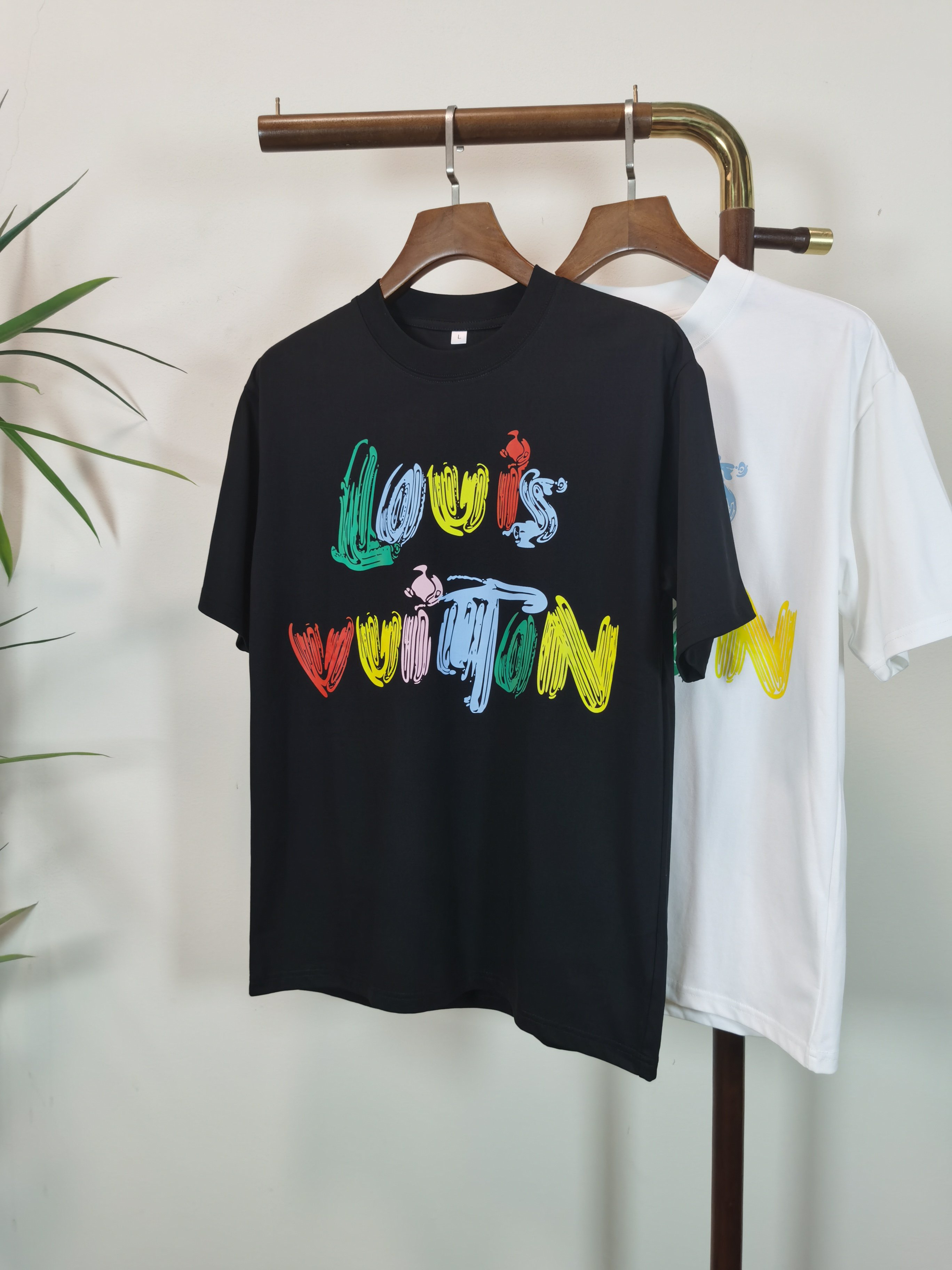 NO:514564,LV Louis Vuitton 2025 new round neck short-sleeved T-shirt high-end version!  Customized fabrics for counters are breathable and comfortable, with impeccable details, and the brand element design concept reflects high quality. The feel is delicate and soft!  It is casually cut, with a great upper body style!  Color black white Number M-4XL, louis vuitton,louis vuitton,t-shirt,tees,t-shirt,alexander wang19860909LV路易威登 2025新款 圆领 短袖 T恤 高端版本！专柜定制面料 透气舒适度高,细节无可挑剔,品牌元素设计理念,体现高品质.手感细腻柔软！呈现休闲裁剪,上身版型超赞！ 颜色黑色 白色 码数M-4XL,,louis vuitton,louis vuitton,T-shirt,tees，t-shirt,alexander wang,Men's clothing