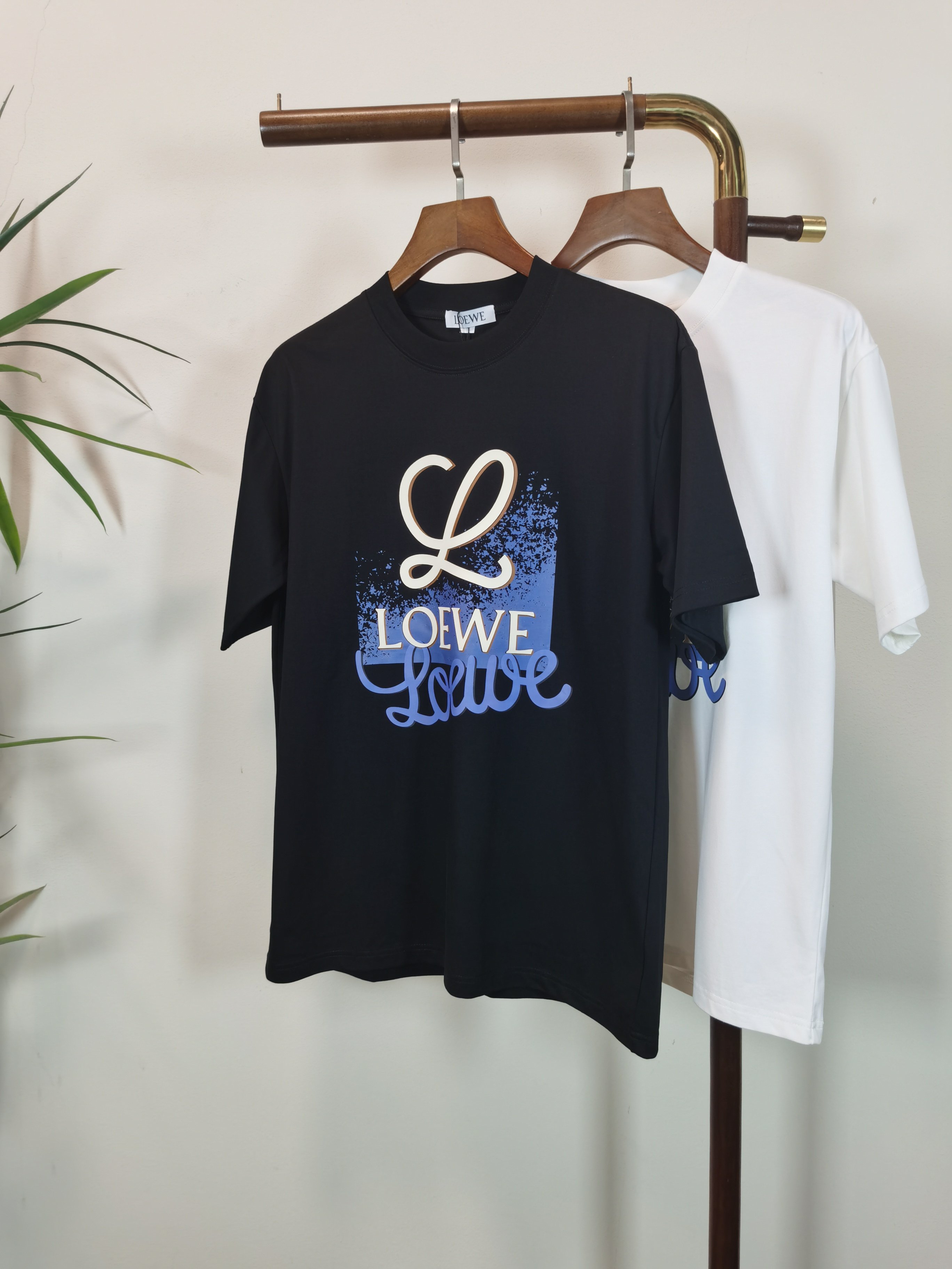 NO:514567,LOEWE 2025 new round neck, short-sleeved T-shirt, high-end version of counter custom fabric, breathable and comfortable, impeccable details, brand element design concept, reflecting high quality. The feel is delicate and soft!  It is casually cut, with a great upper body style!  Color black white Number M-4XL, loewe,loewe,t-shirt,tees,t-shirt,alexander wang19860909LOEWE 罗意威 2025新款 圆领 短袖 T恤 高端版专柜定制面料 透气舒适度高,细节无可挑剔,品牌元素设计理念,体现高品质.手感细腻柔软！呈现休闲裁剪,上身版型超赞！ 颜色黑色 白色 码数M-4XL,,loewe,loewe,T-shirt,tees，t-shirt,alexander wang,Men's clothing