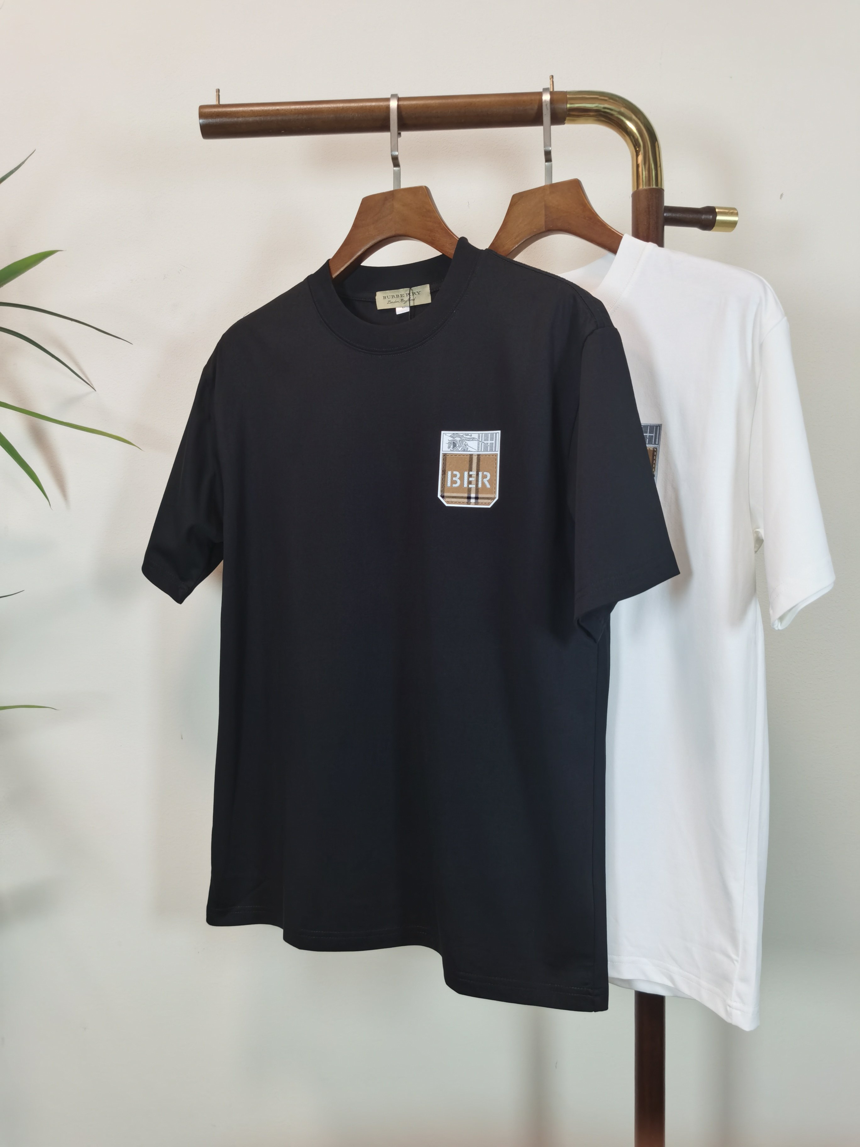 NO:514570,BURBERRY 2025 new round neck short-sleeved T-shirt high-end version!  Customized fabrics for counters are breathable and comfortable, with impeccable details, and the brand element design concept reflects high quality. The feel is delicate and soft!  It is casually cut, with a great upper body style!  Color black white Number M-4XL, burberry, burberry, T-shirt,tees, t-shirt,alexander wang19860909BURBERRY 巴宝莉2025新款 圆领 短袖 T恤 高端版本！专柜定制面料 透气舒适度高,细节无可挑剔,品牌元素设计理念,体现高品质.手感细腻柔软！呈现休闲裁剪,上身版型超赞！ 颜色黑色 白色 码数M-4XL,,burberry,burberry,T-shirt,tees，t-shirt,alexander wang,Men's clothing