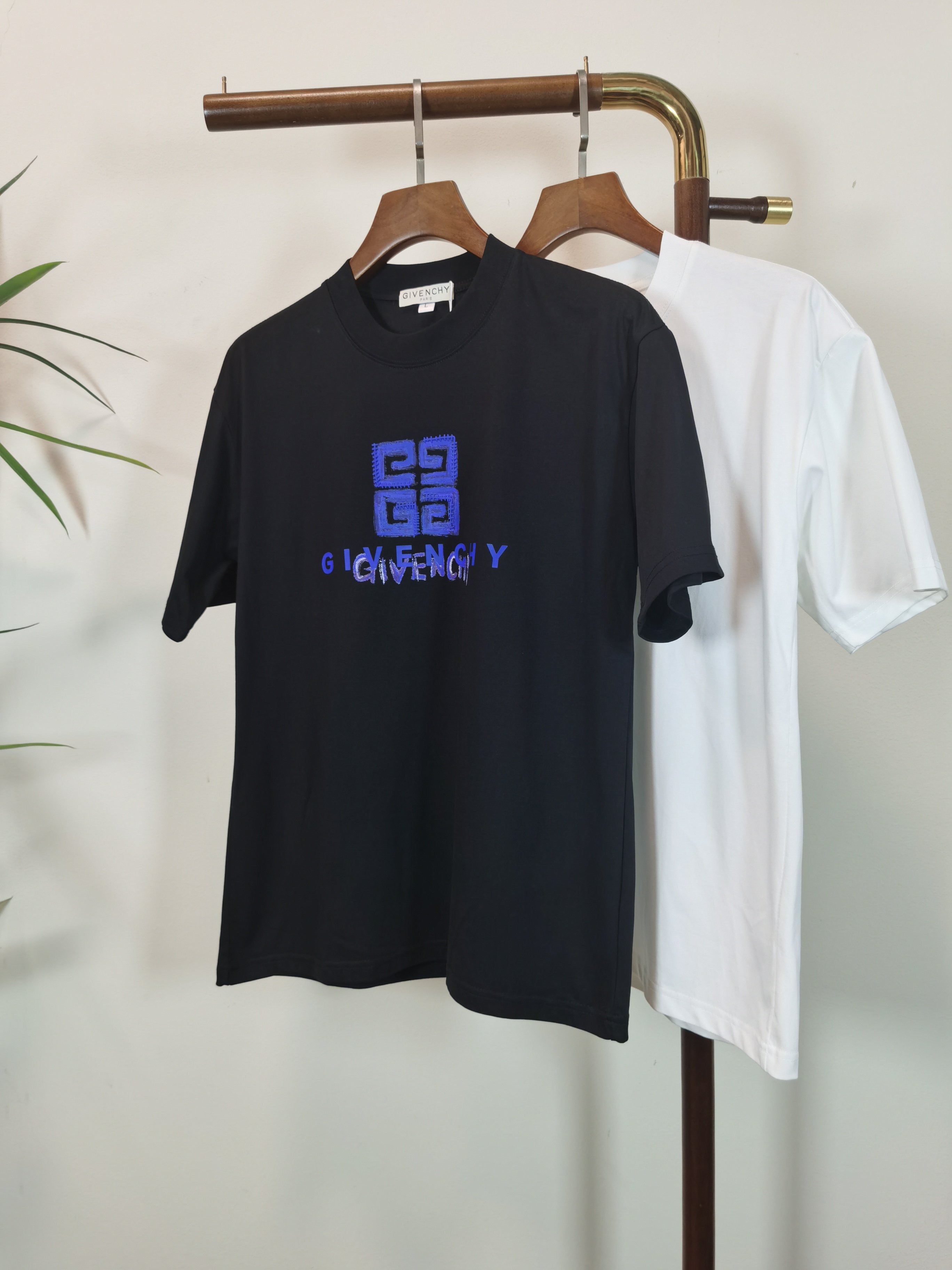 NO:514573,GIVENCHY 2025 new round neck short-sleeved T-shirt high-end version!  Customized fabrics for counters are breathable and comfortable, with impeccable details, and the brand element design concept reflects high quality. The feel is delicate and soft!  It is casually cut, with a great upper body style!  Color black white Number M-4XL, given , given , given , given , T-shirt, tees, t-shirt, alexander wang19860909GIVENCHY纪梵希 2025新款 圆领 短袖 T恤 高端版本！专柜定制面料 透气舒适度高,细节无可挑剔,品牌元素设计理念,体现高品质.手感细腻柔软！呈现休闲裁剪,上身版型超赞！ 颜色黑色 白色 码数M-4XL,,givenchy,givenchy,T-shirt,tees，t-shirt,alexander wang,Men's clothing